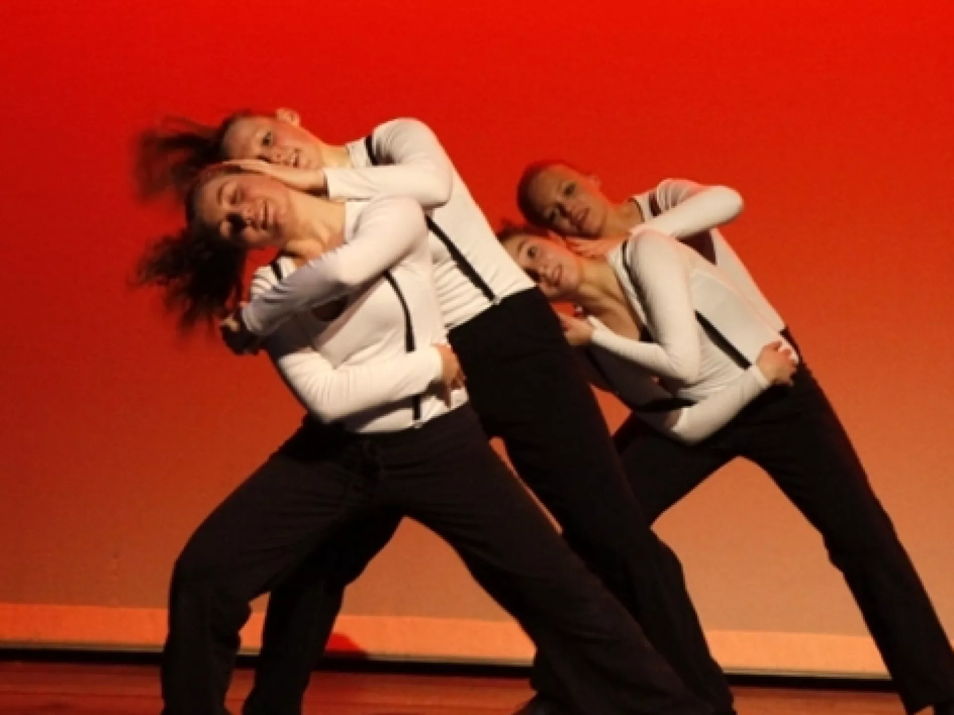 Dansgroep voert een moderne dansroutine uit op het podium.