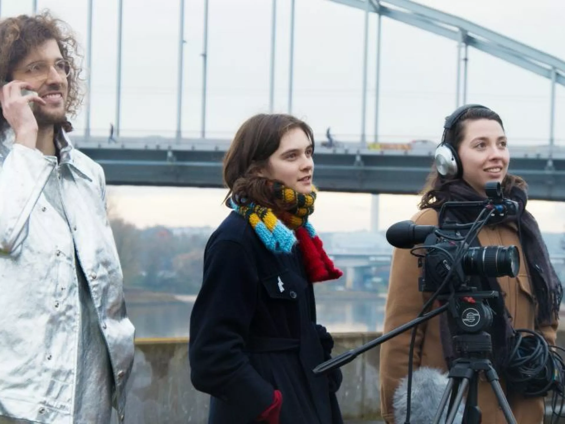 Makers - Foto van drie mensen achter een camera op een statief