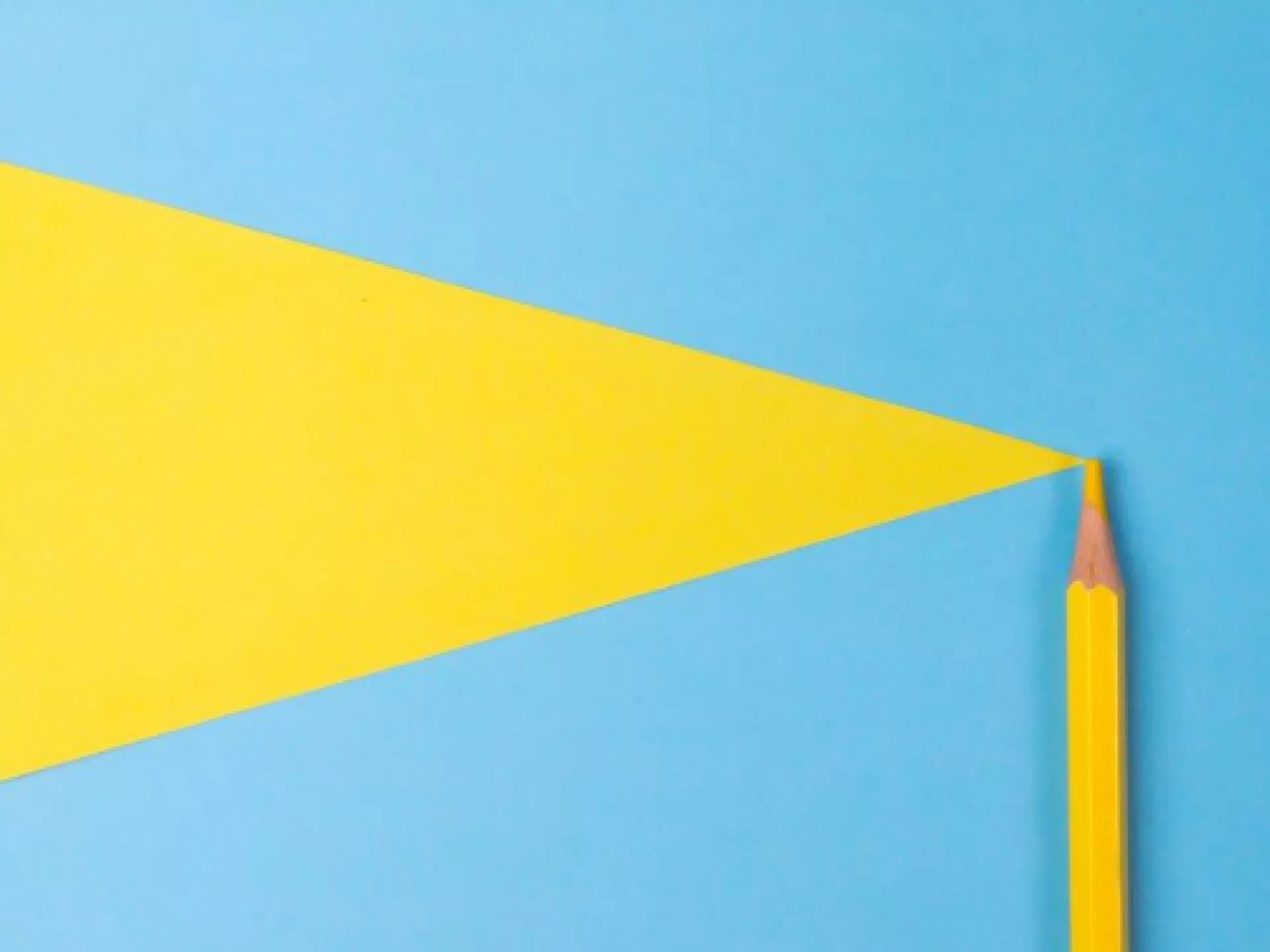 Geel potlood met driehoekige schaduw op blauwe achtergrond.