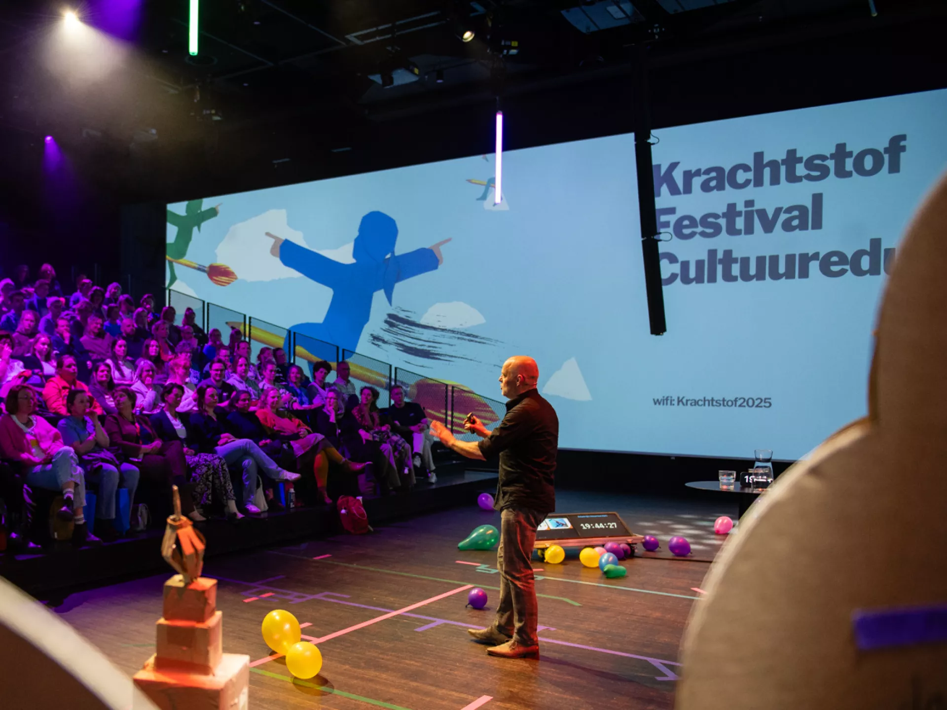 Krachtstof Festival cultuureducatie - spreker met publiek op tribune