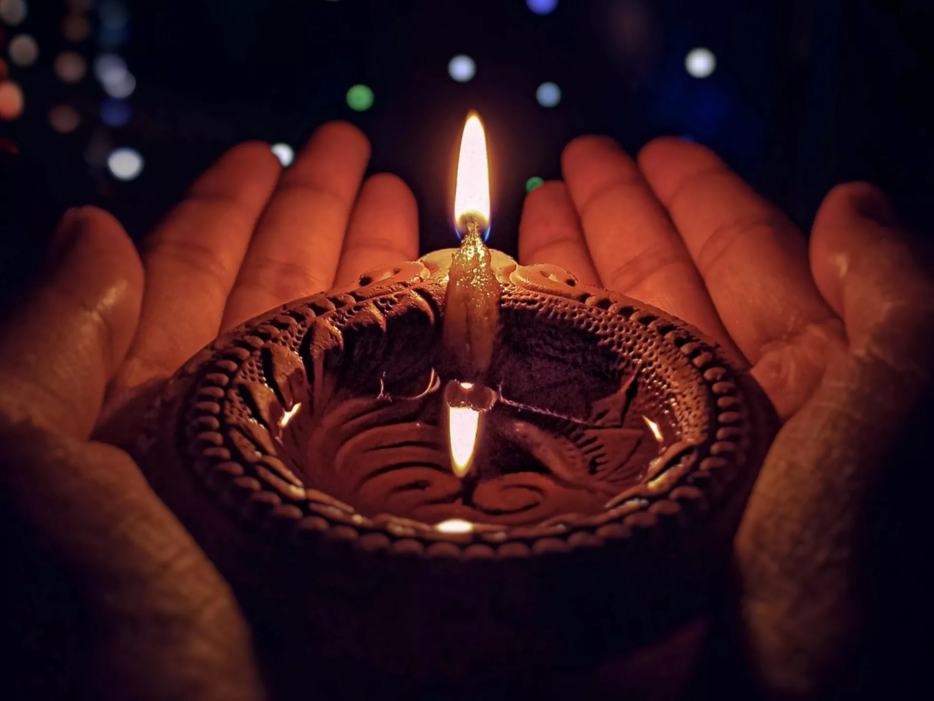 Twee handen met een diwali lichtje