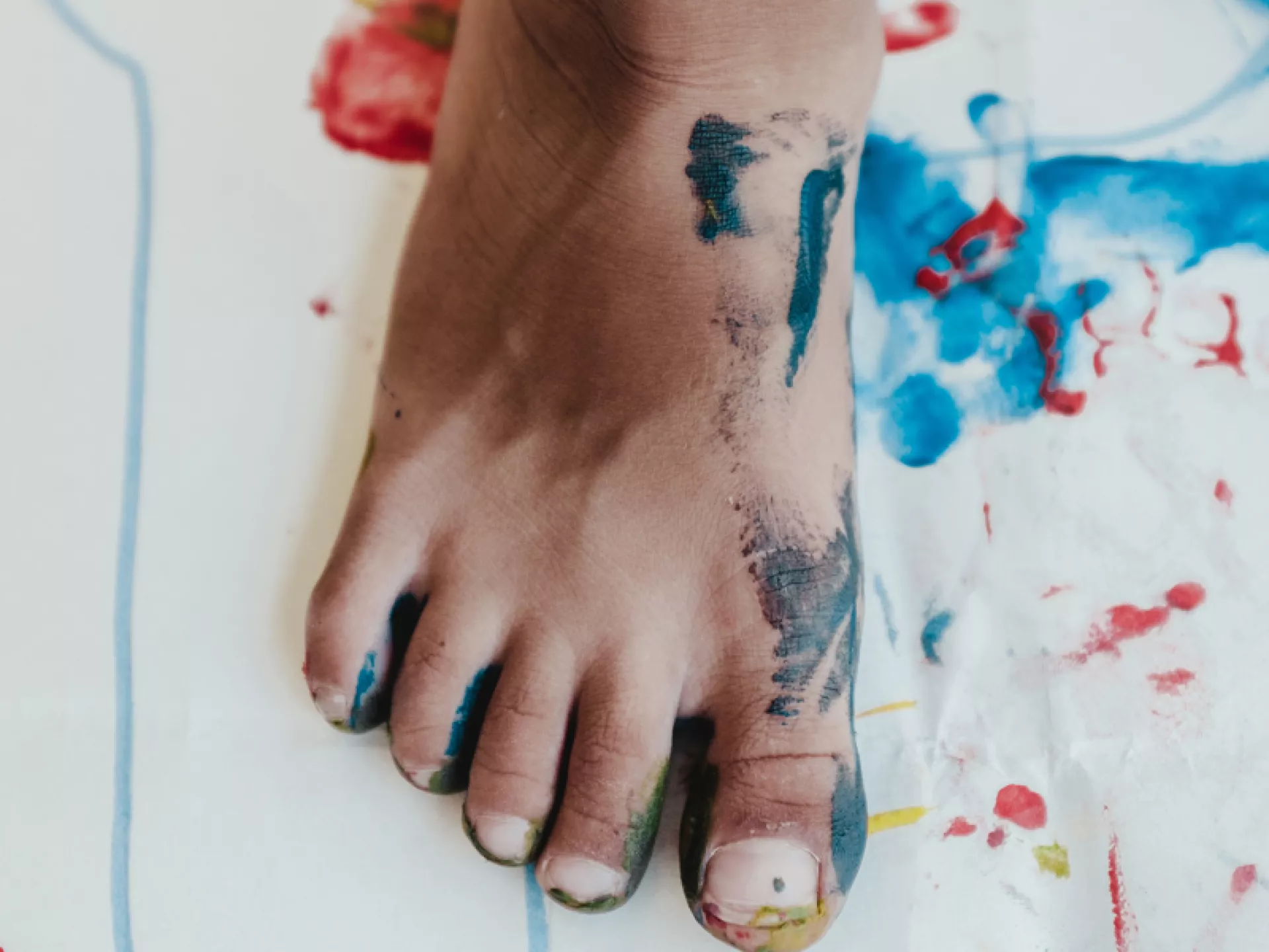 Blote voet met verschillende kleuren verf