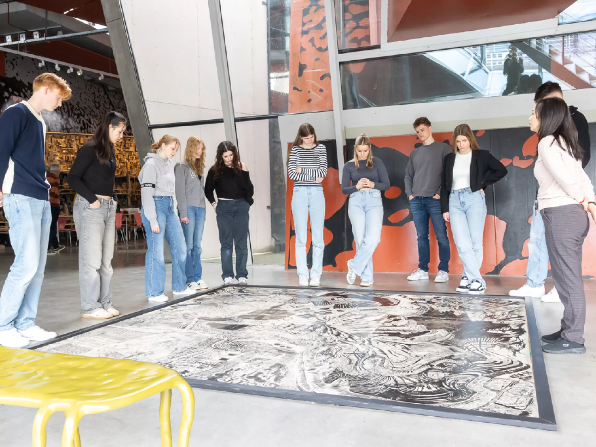 VO - culturele safari - leerlingen bekijken kunstwerk