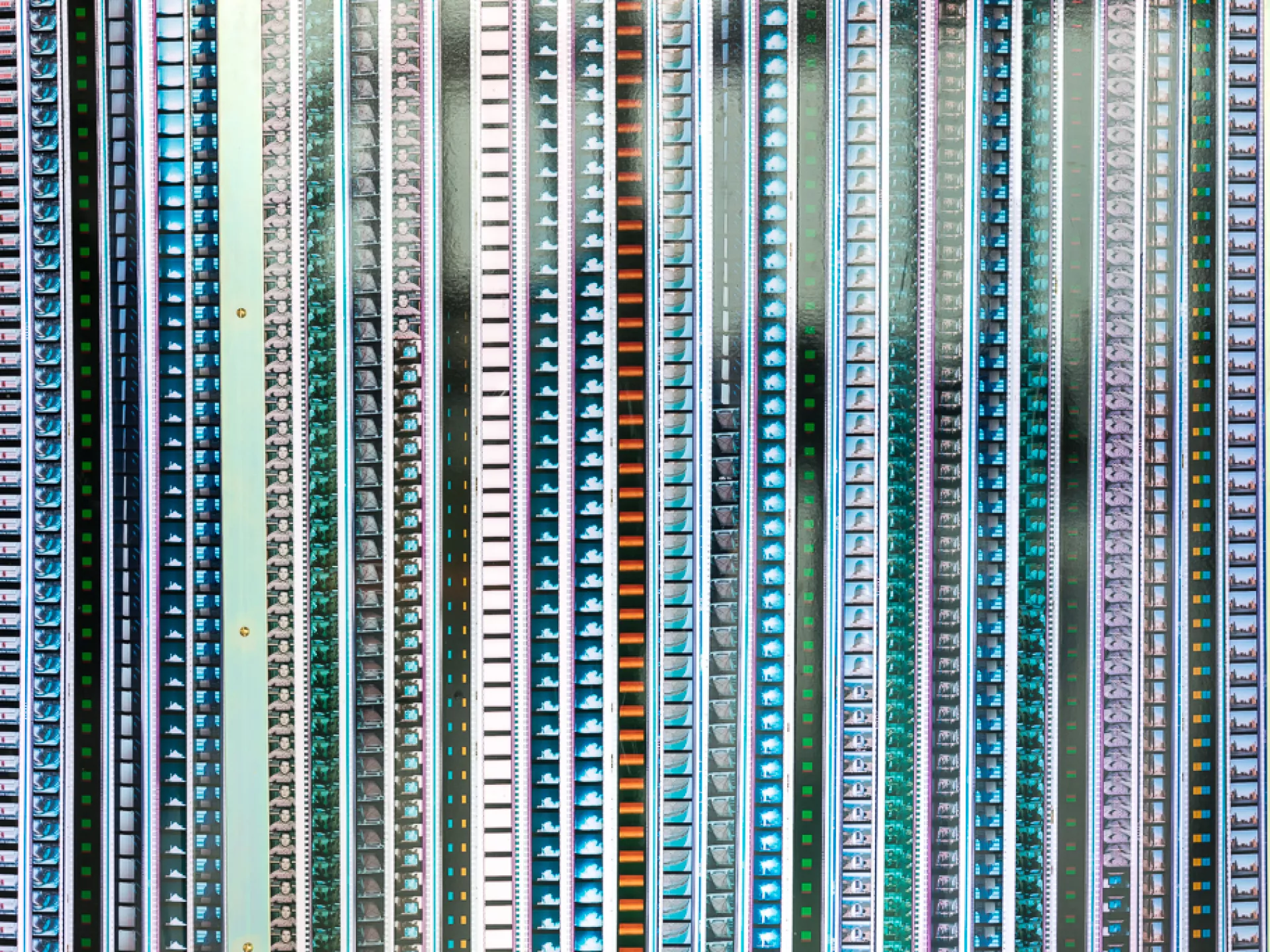 Hoogbouw met verticale lijnen van balkons en ramen.