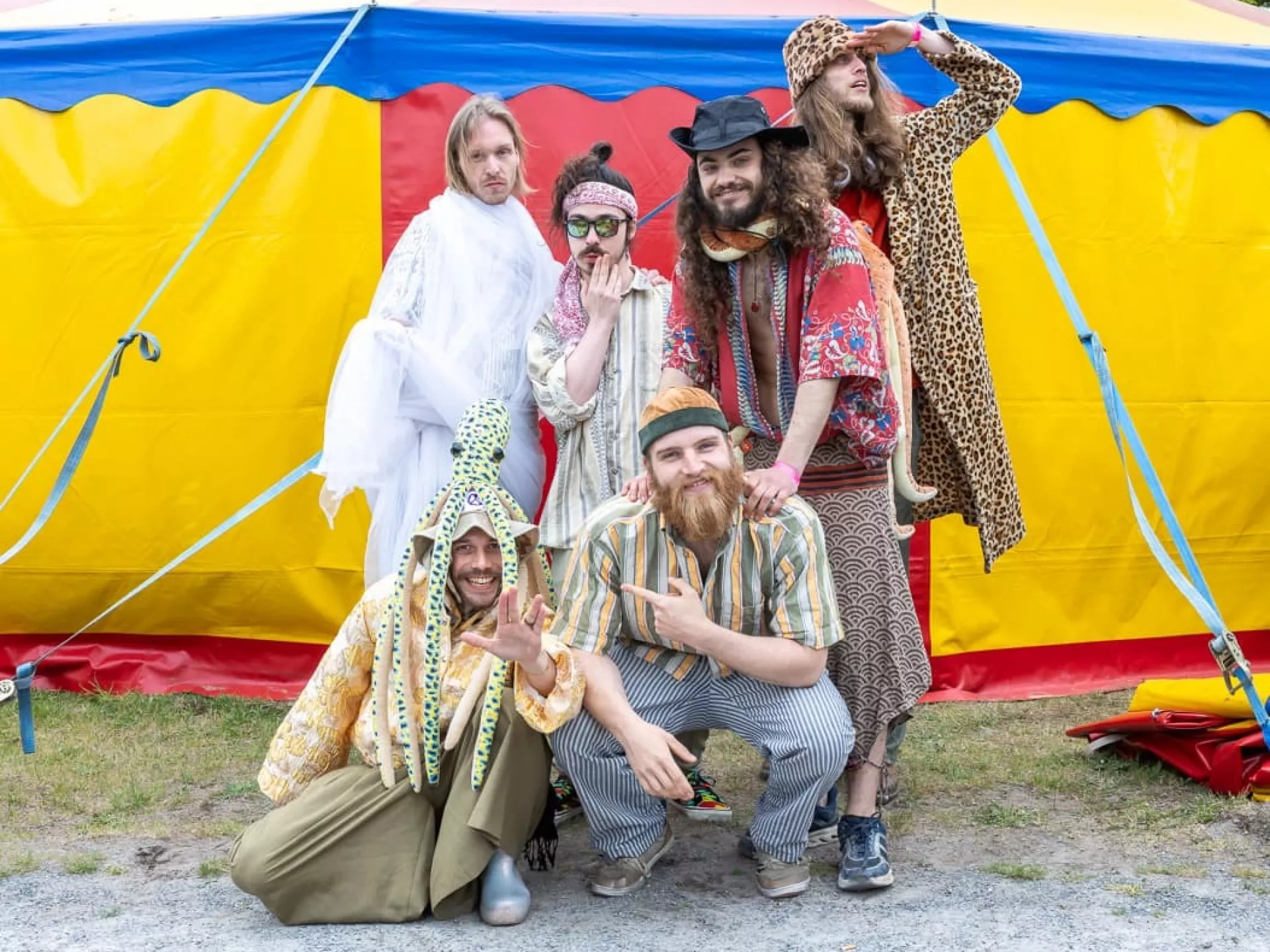 Kidd Nebula poserend voor een gele tent op Bevrijdingsfestival Drenthe 2026