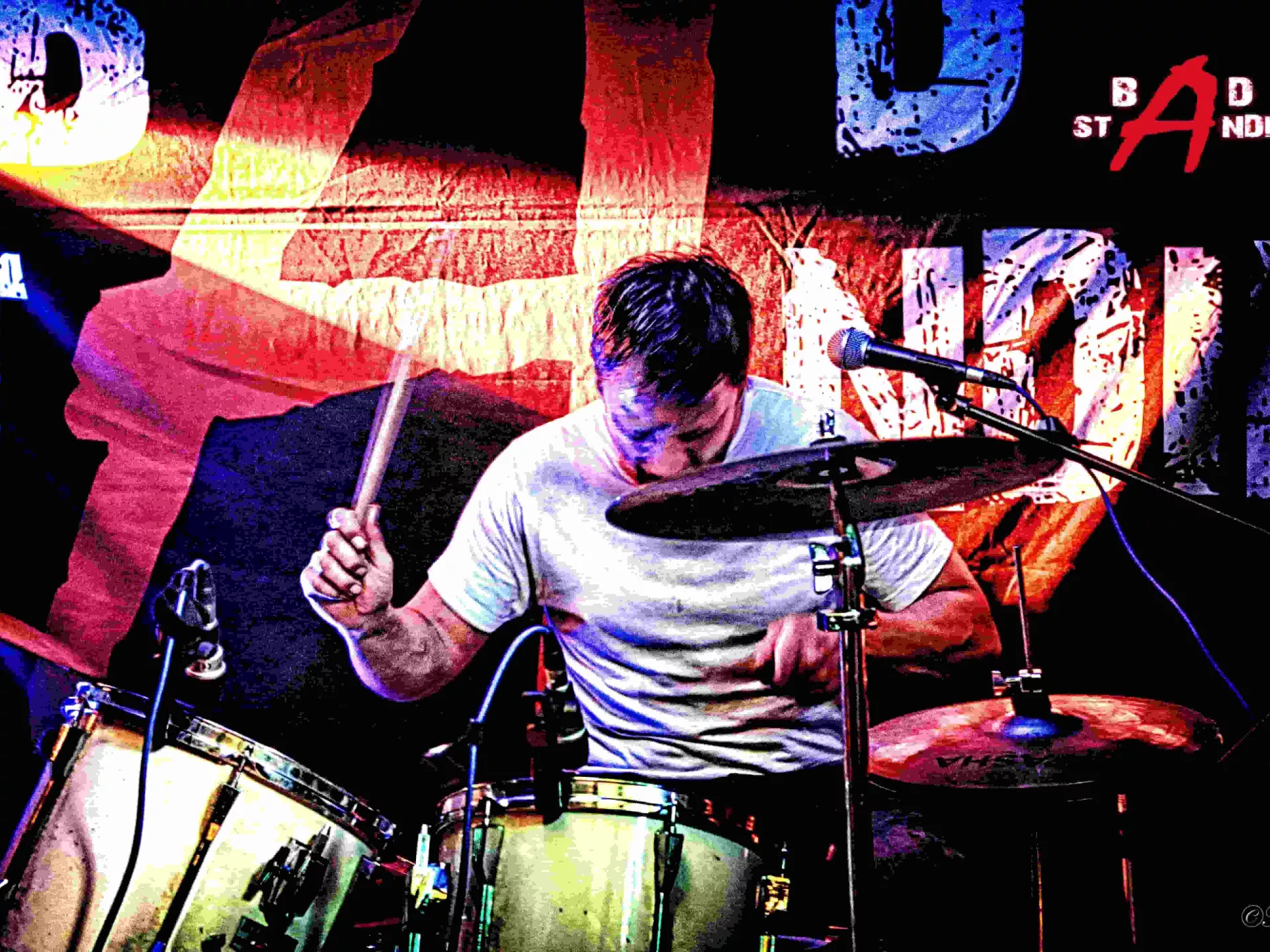 Bad Standing - drummer achter drumstel 