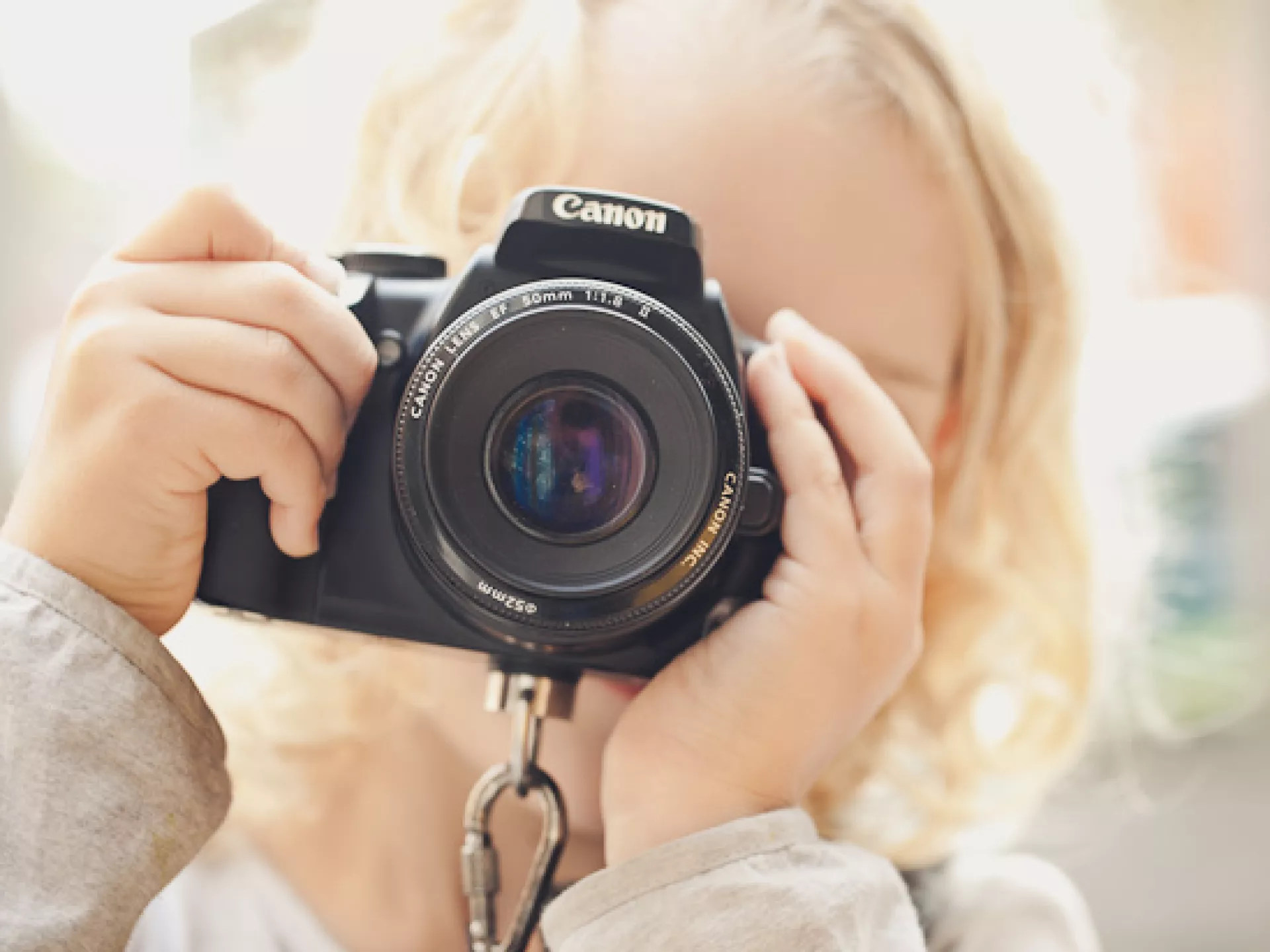 Kind met fotocamera voor het gezicht