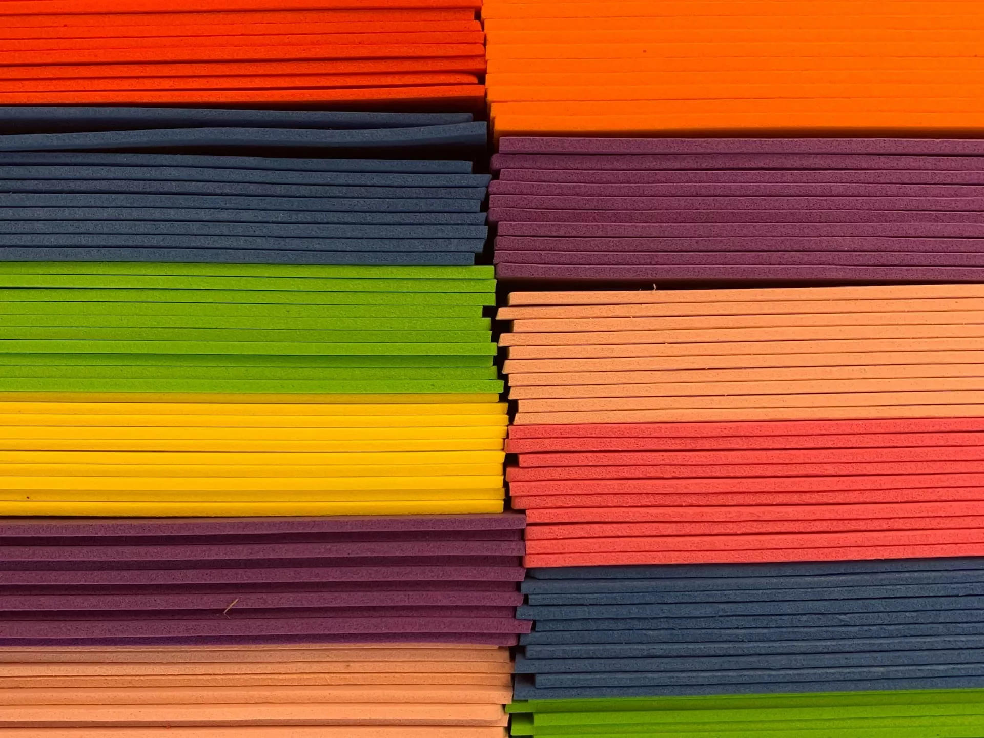 Stapel gekleurd papier in verschillende tinten.