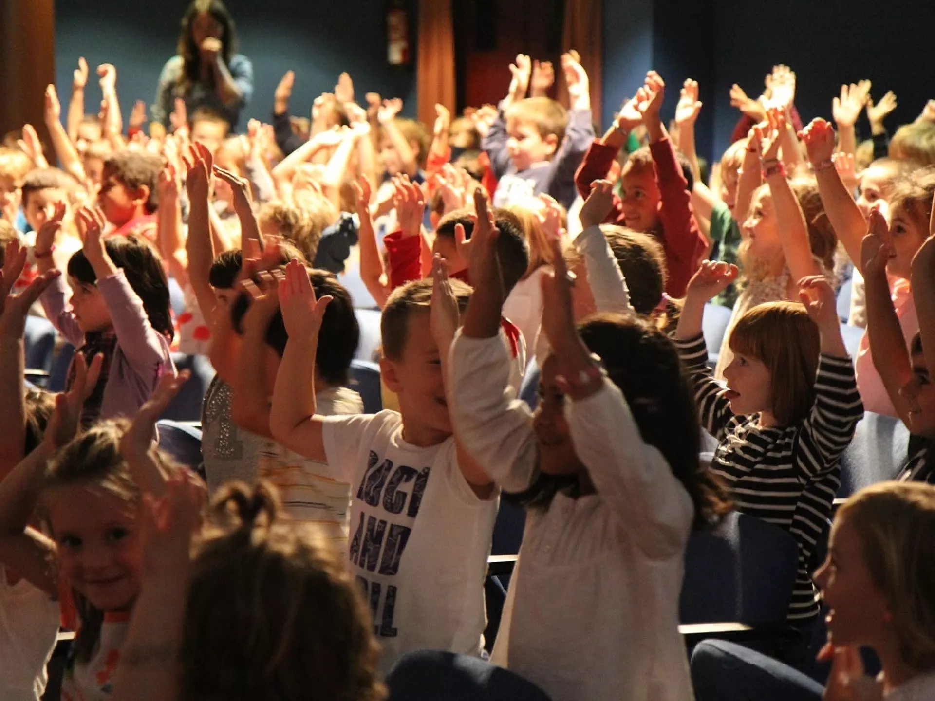 Kinderen in publiek bij voorstelling