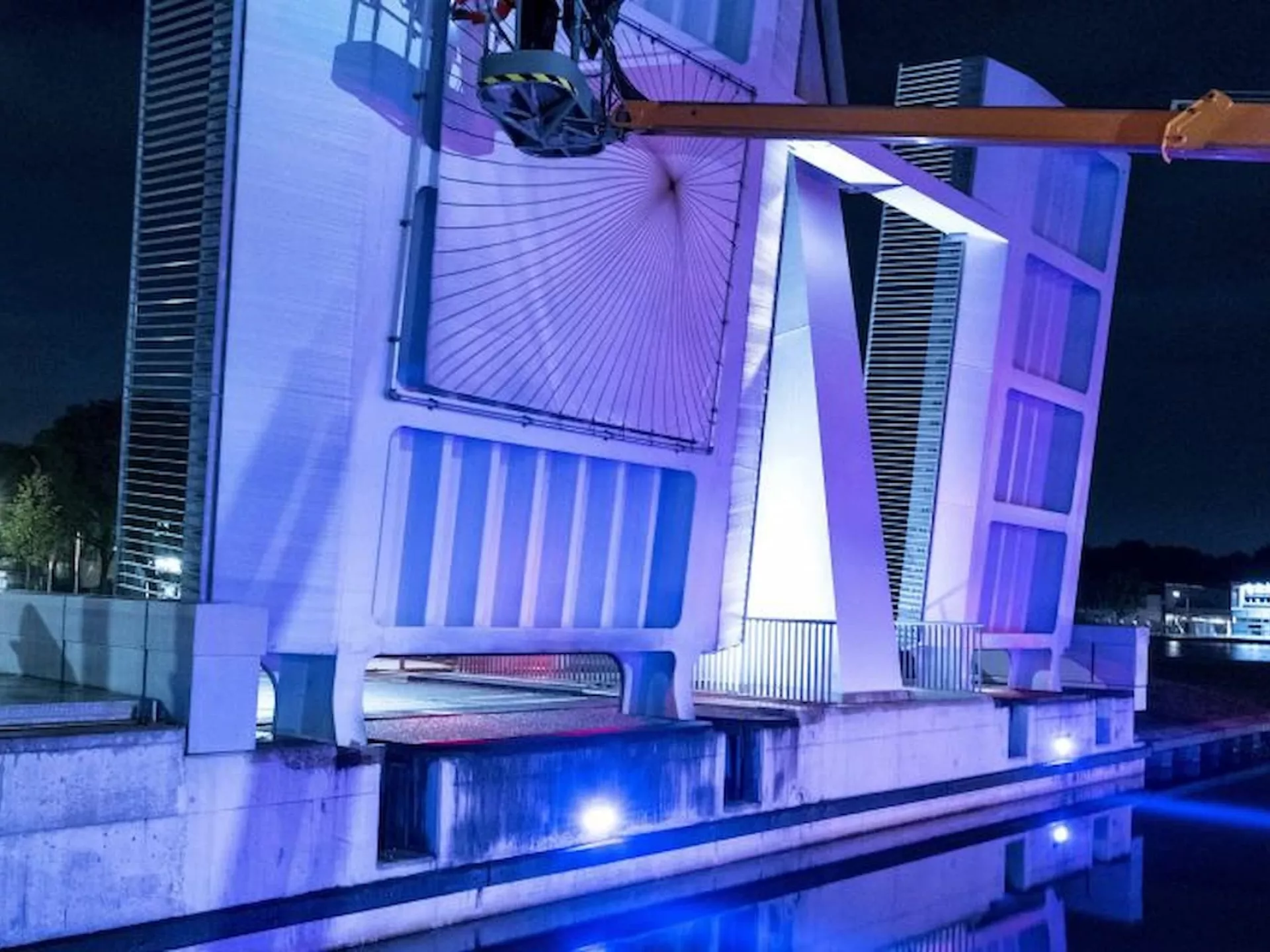 Kunst in de openbare ruimte - de blauwe kap - belichte onderkant brug met gedicht