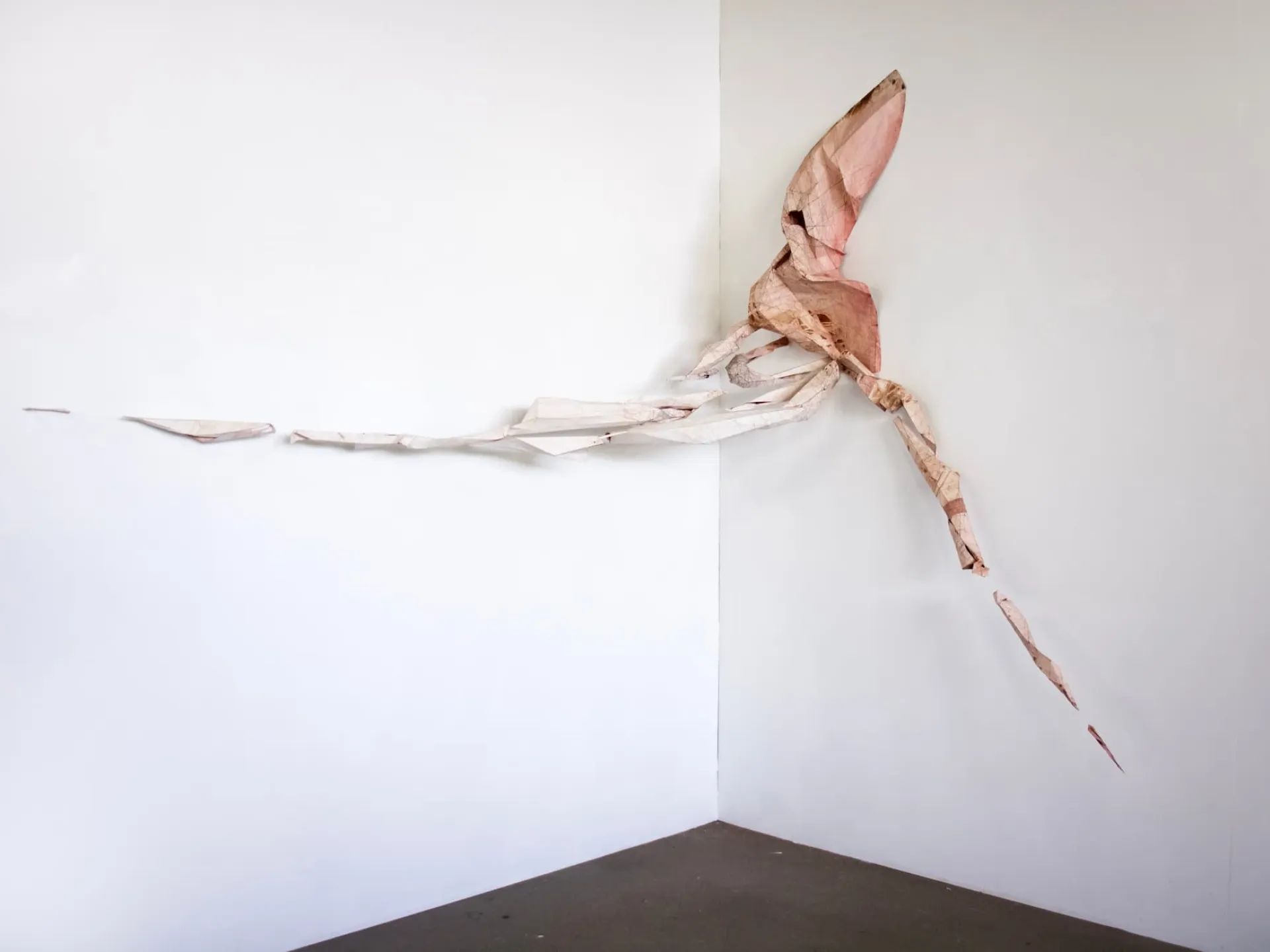 Abstracte wandsculptuur met gedraaid papier in een hoek van kunstenaar Tienke Zijlstra.