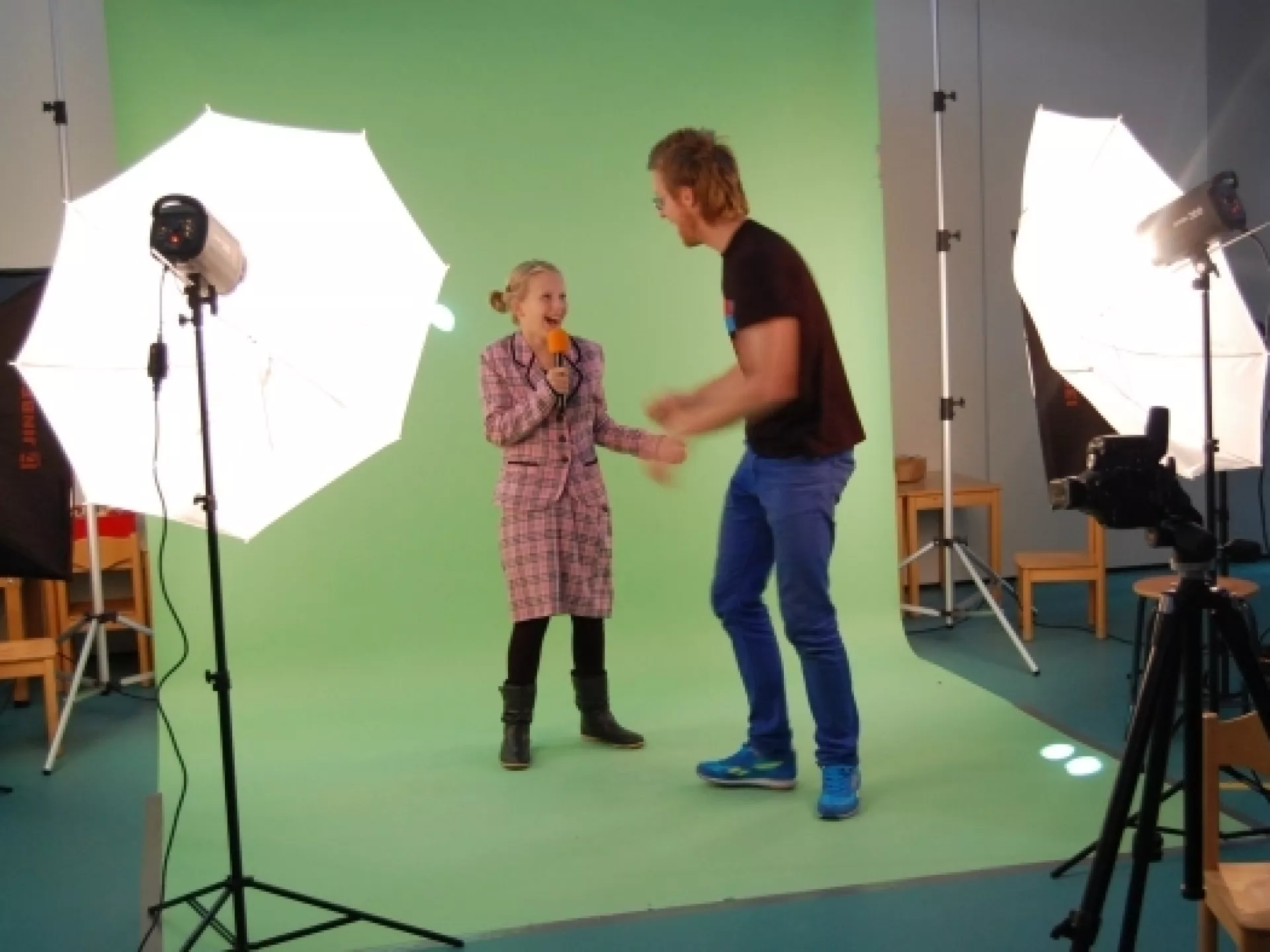 Culturele 50 - Radio TV maken - meisje met microfoon voor de camera