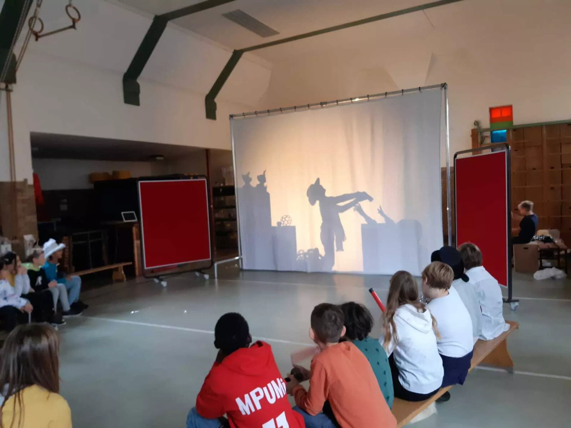 Schaduwspelvoorstelling voor een aandachtig publiek.
