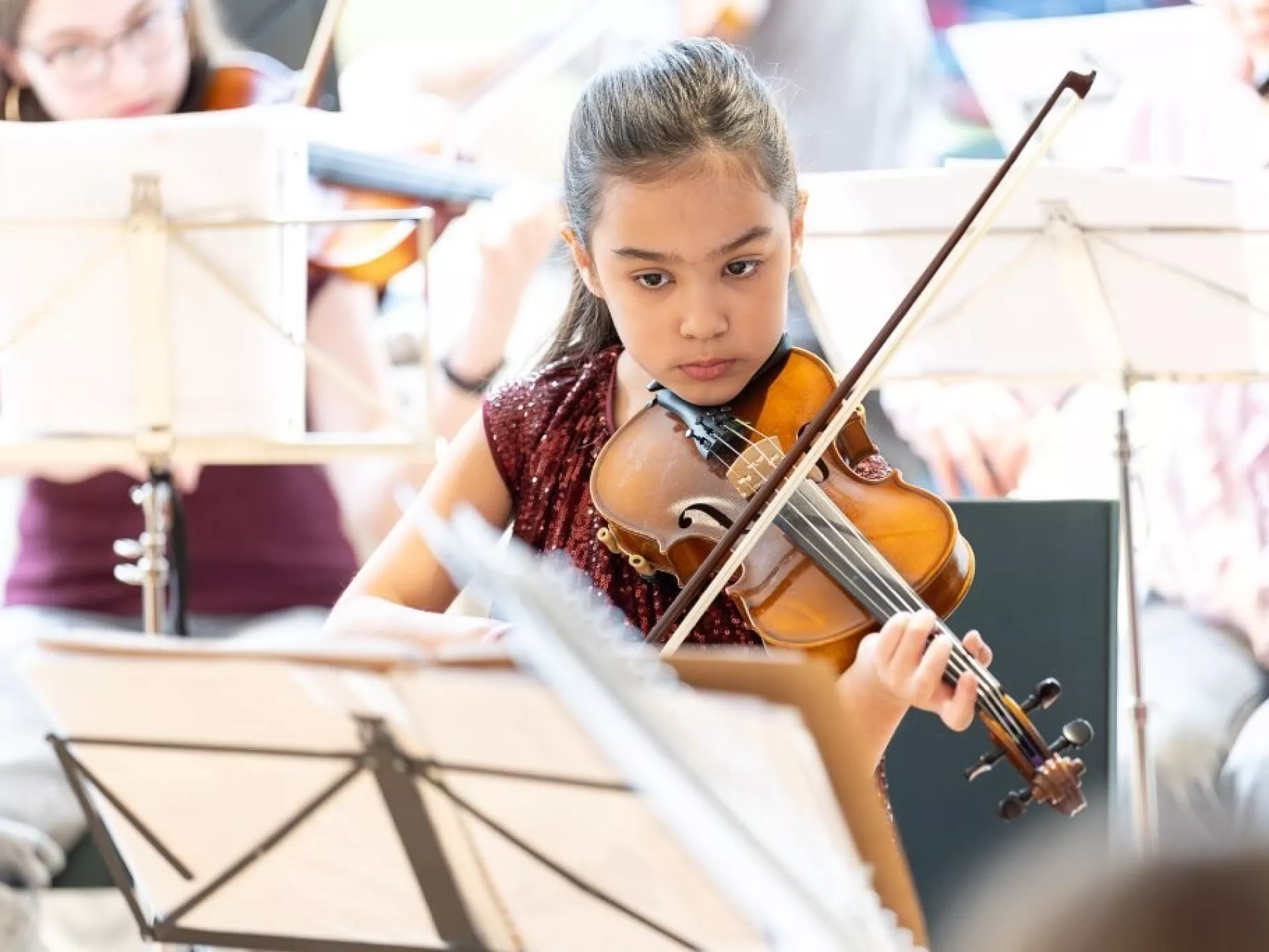 Meisje speelt viool tijdens een concert.