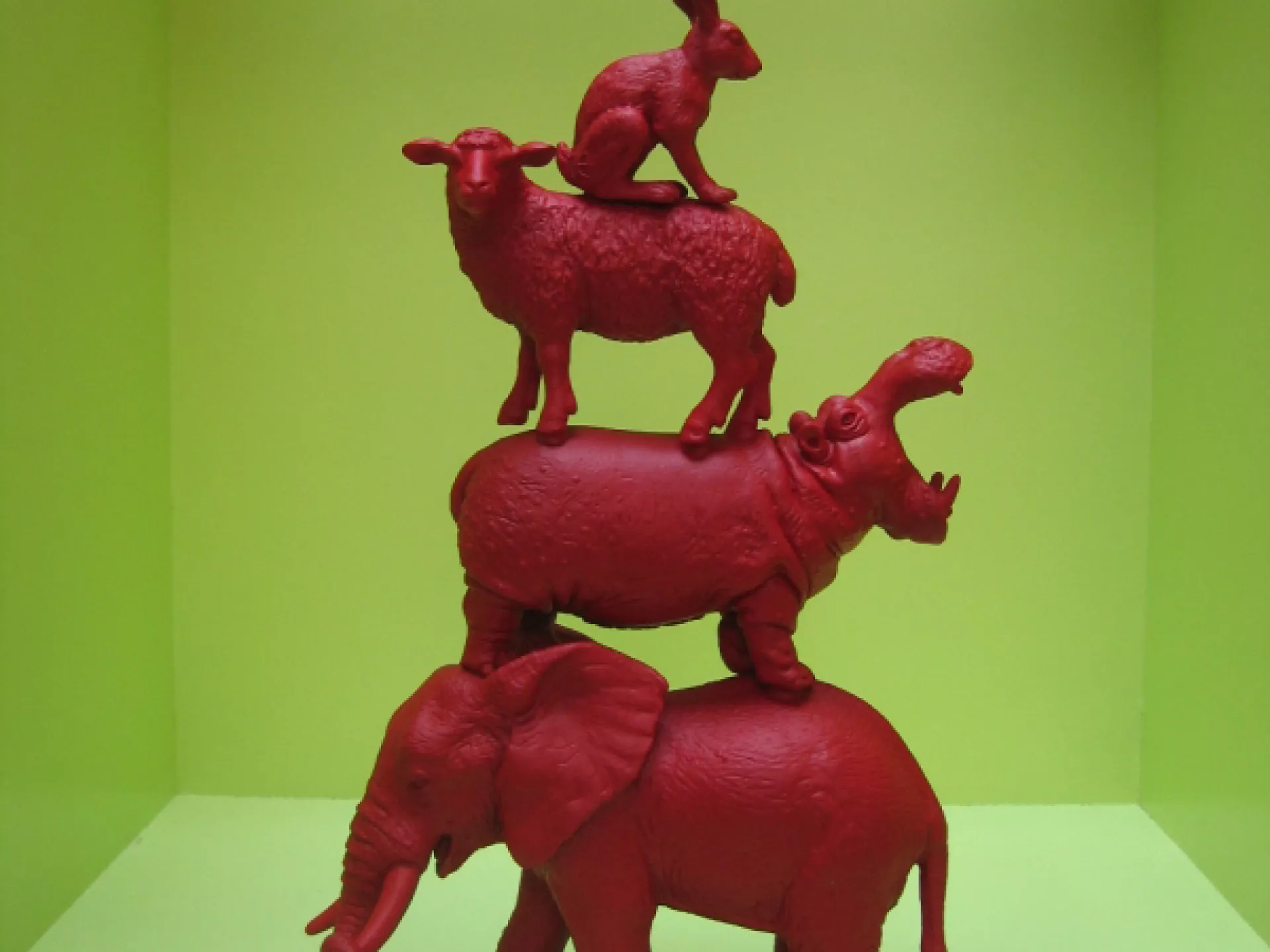 Sculptuur van op elkaar gestapelde dieren
