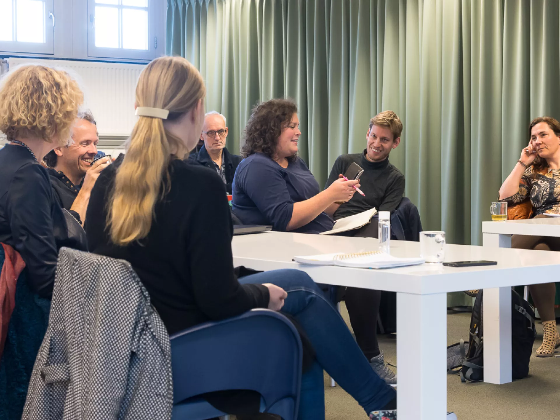Onderwijs - culturele ondernemers - groepje volwassenen aan tafel