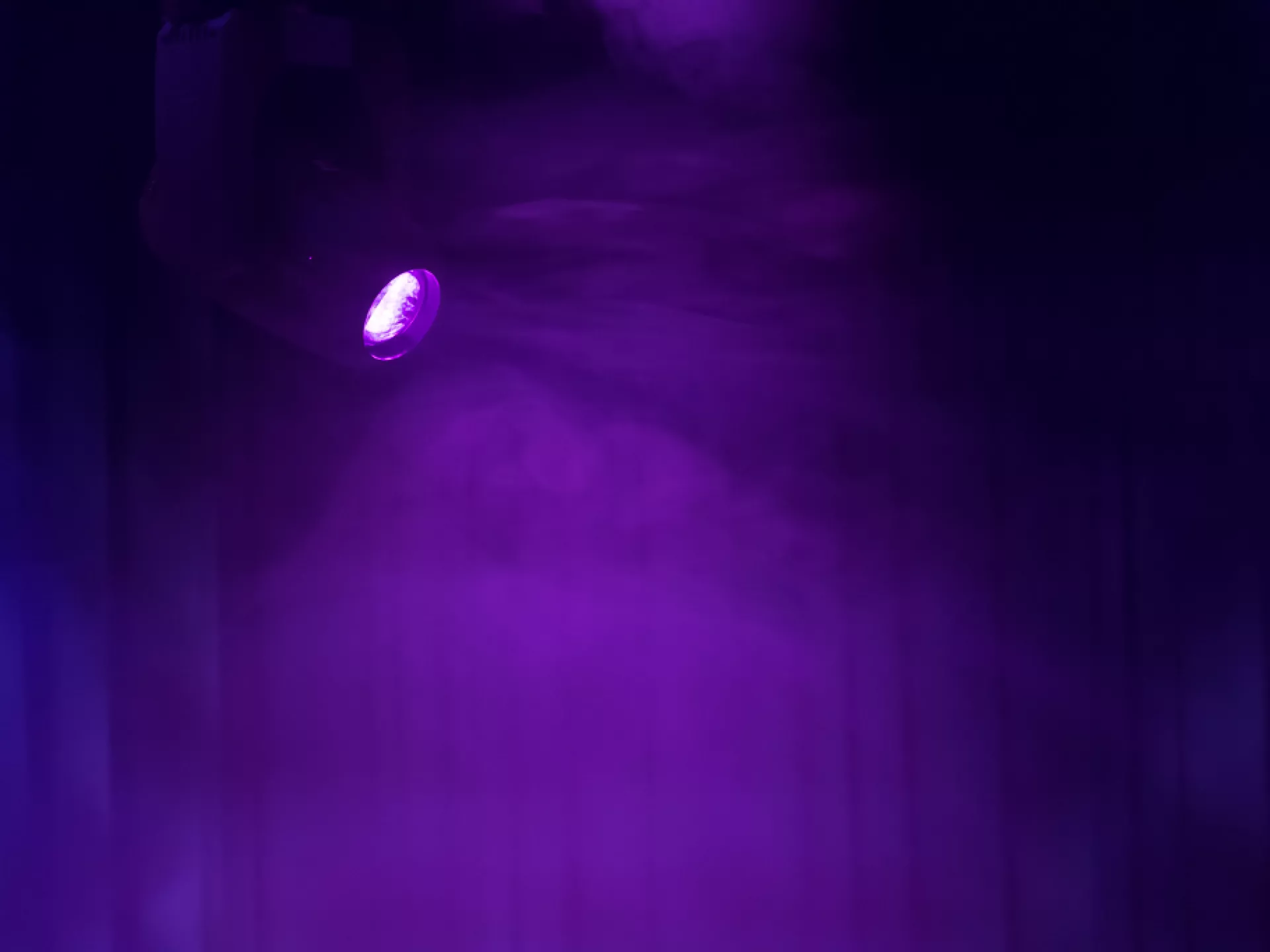 Een paarse lichtstraal in een wazige omgeving.