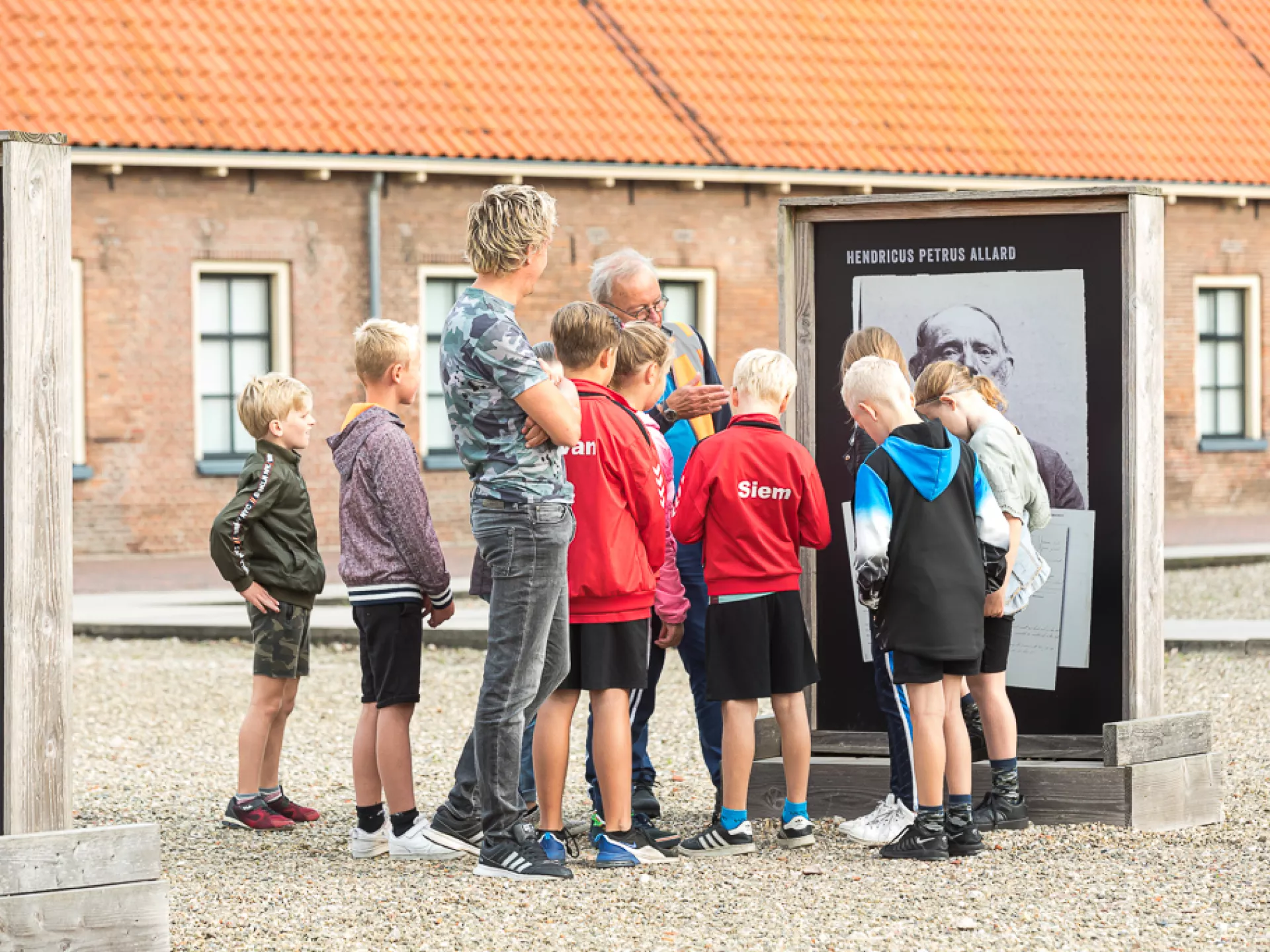 Vrijwilligers Drenthe - groepje kinderen bij Gevangenismuseum
