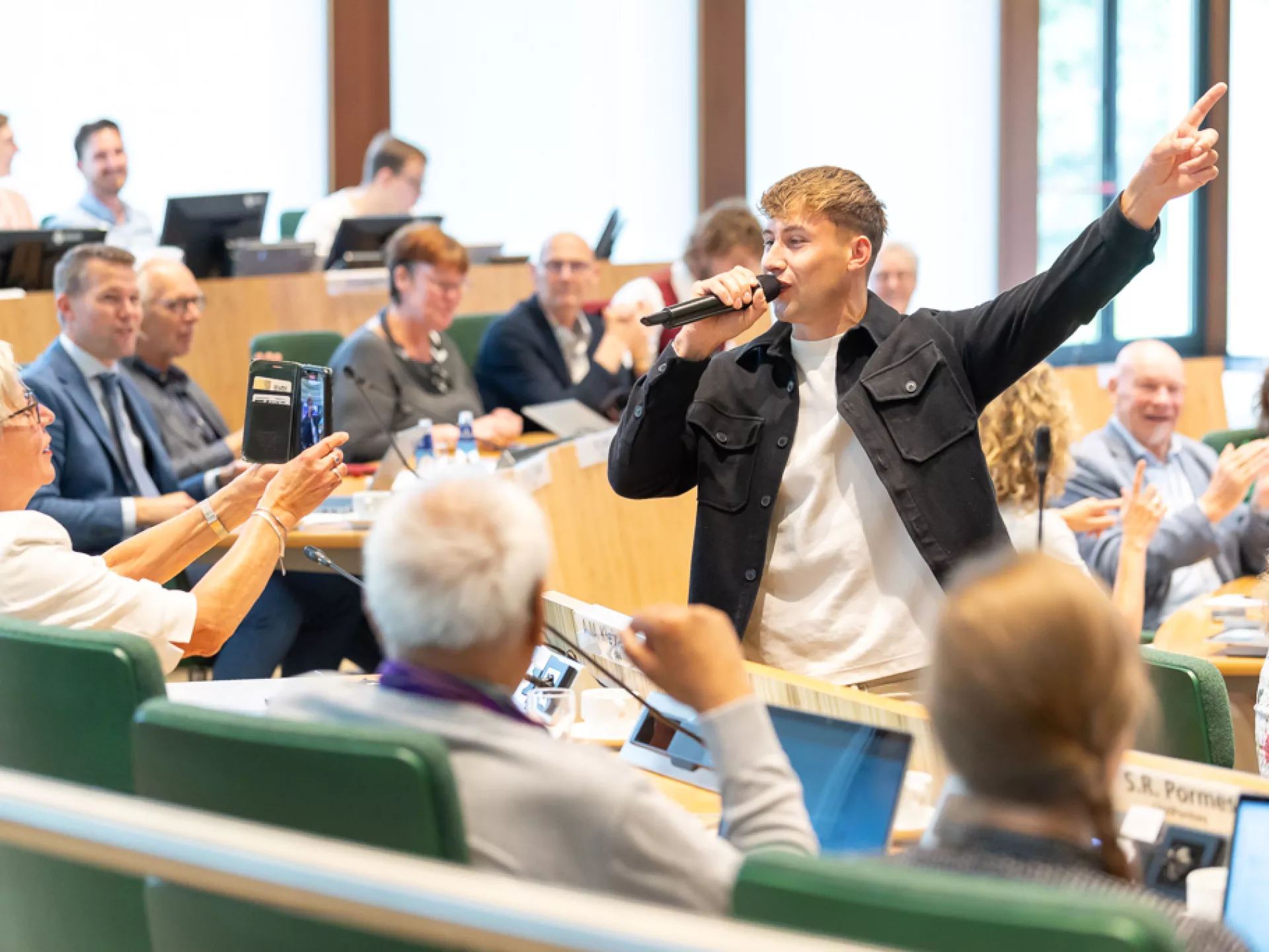 Zanger treedt op voor publiek in de Statenzaal