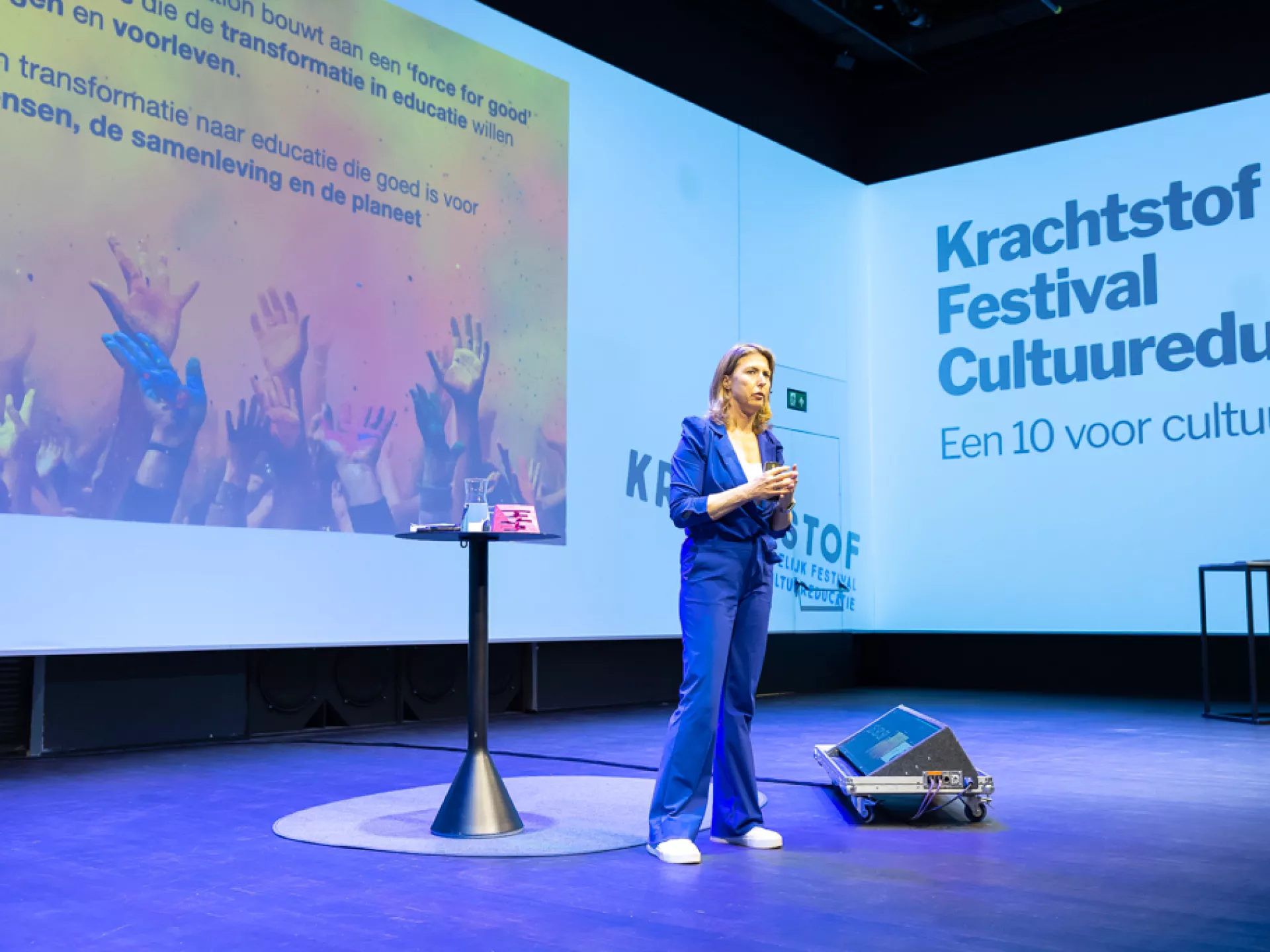 Vrouw geeft presentatie op het Krachtstof Festival Cultuureducatie.