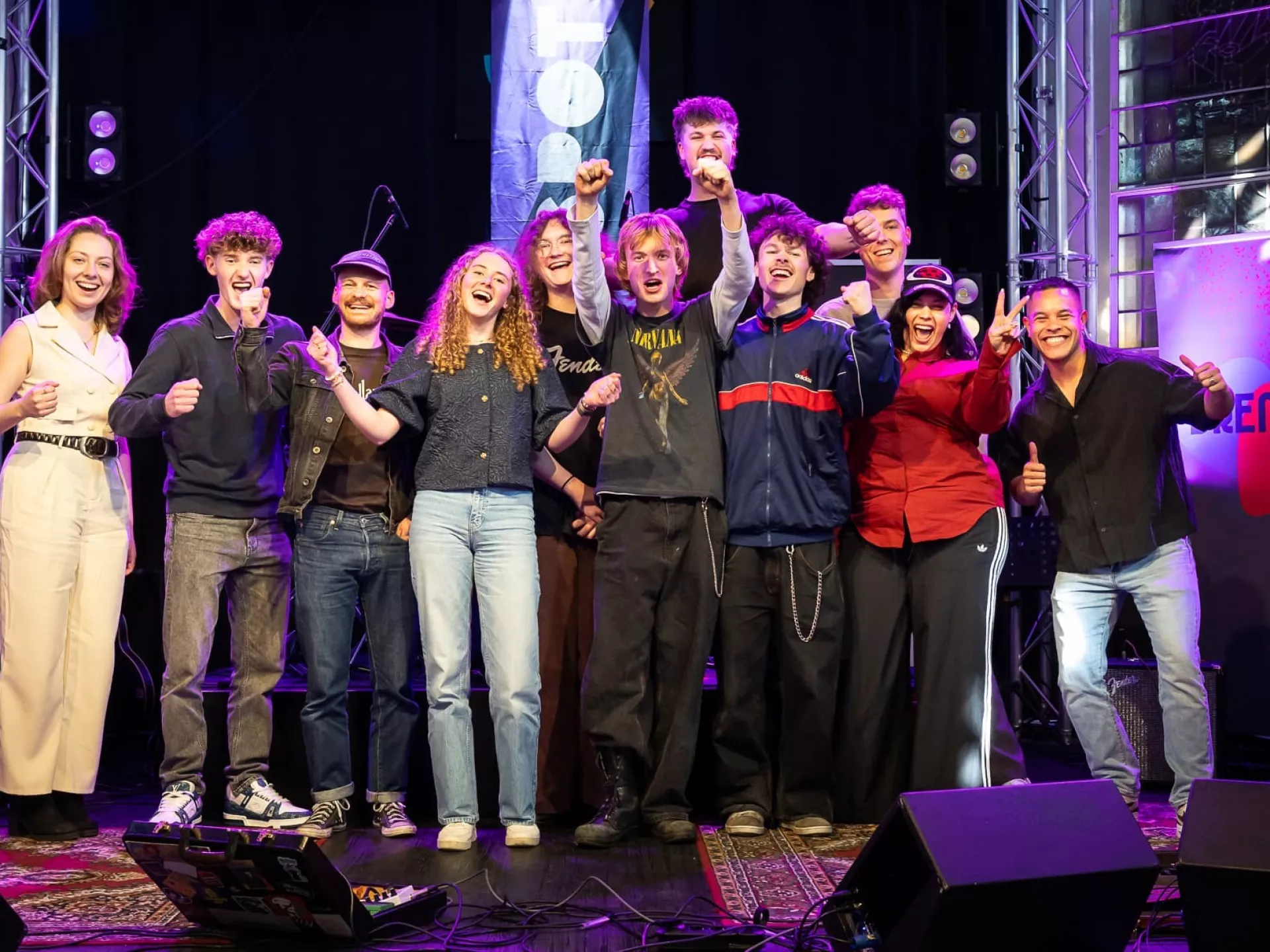 Deelnemers Popspot poseren blij op het podium.