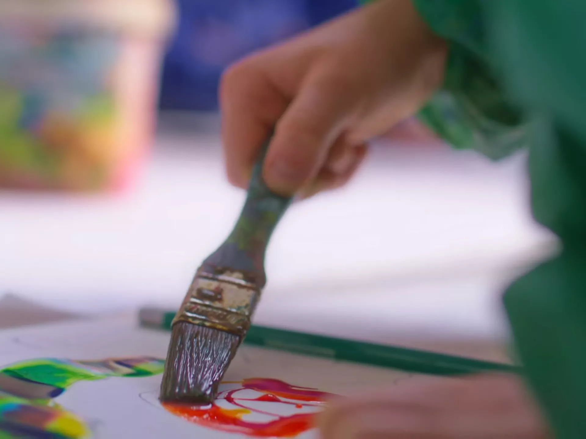 Kinderhand met schilderkwast 