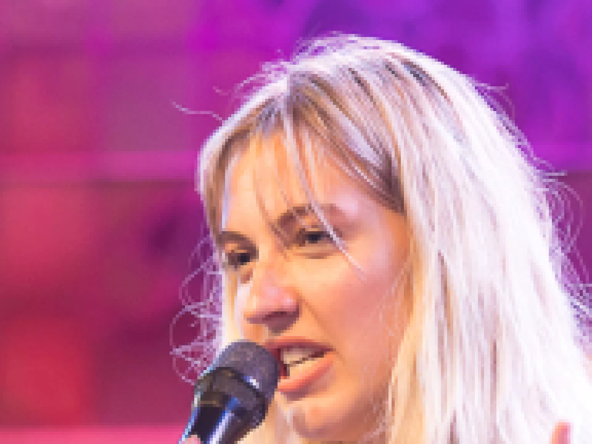 Zangeres met microfoon