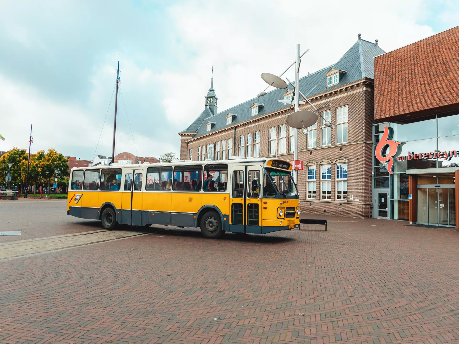 Culturele Mobiliteit bso, vso en praktijkonderwijs - Een gele bus die rijdt
