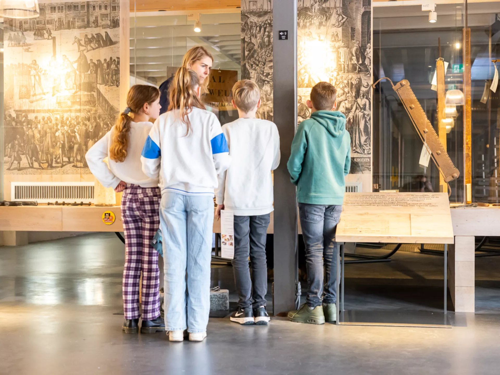 Kinderen bekijken een tentoonstelling in een museum.
