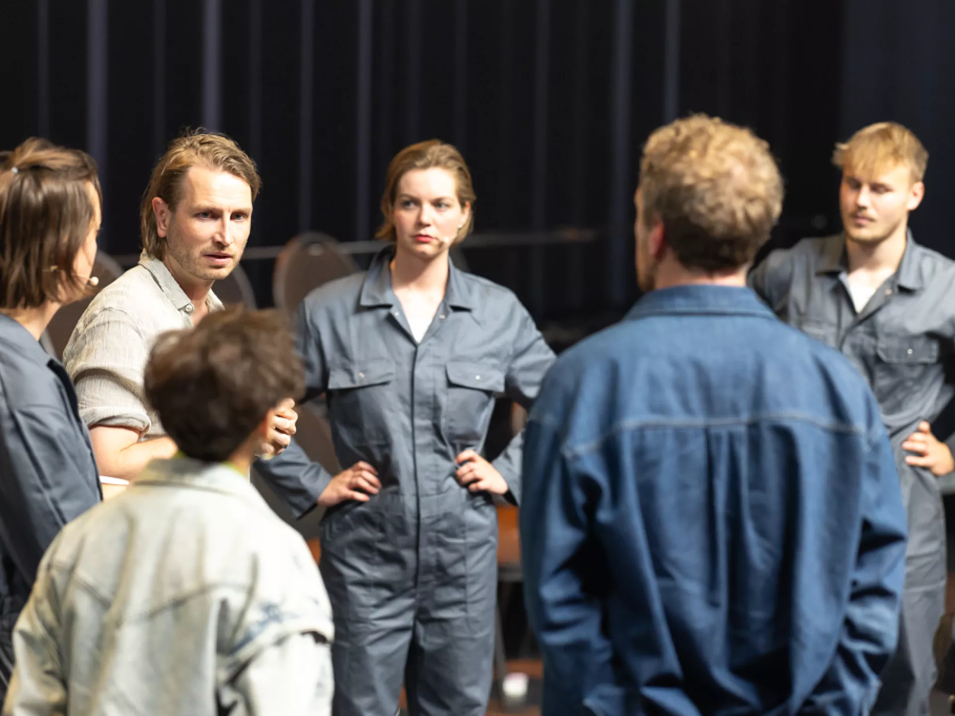 De spelers tijdens de doorloop van de voorstelling.