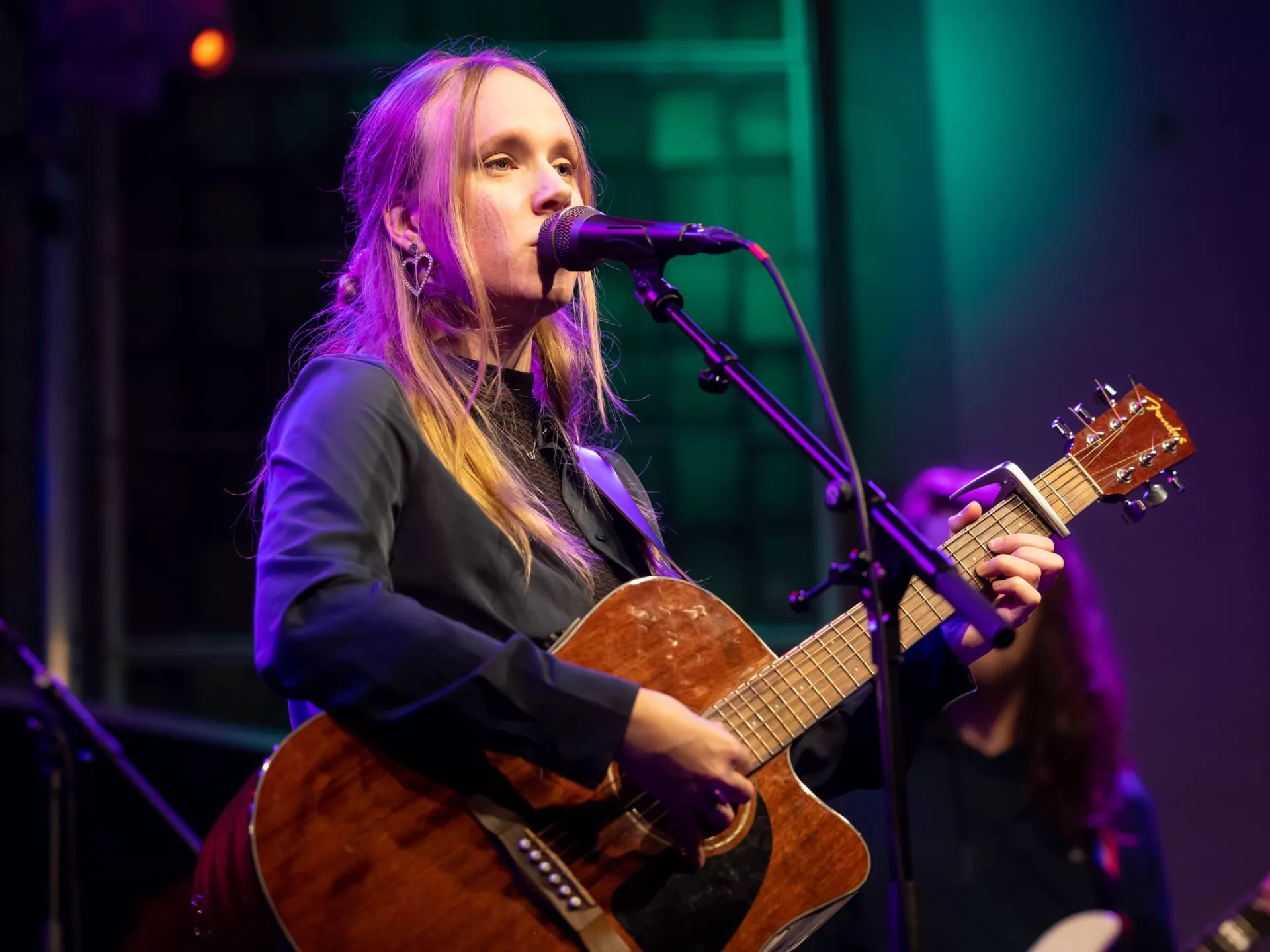 Lisa Ploeger speelt gitaar en zingt.