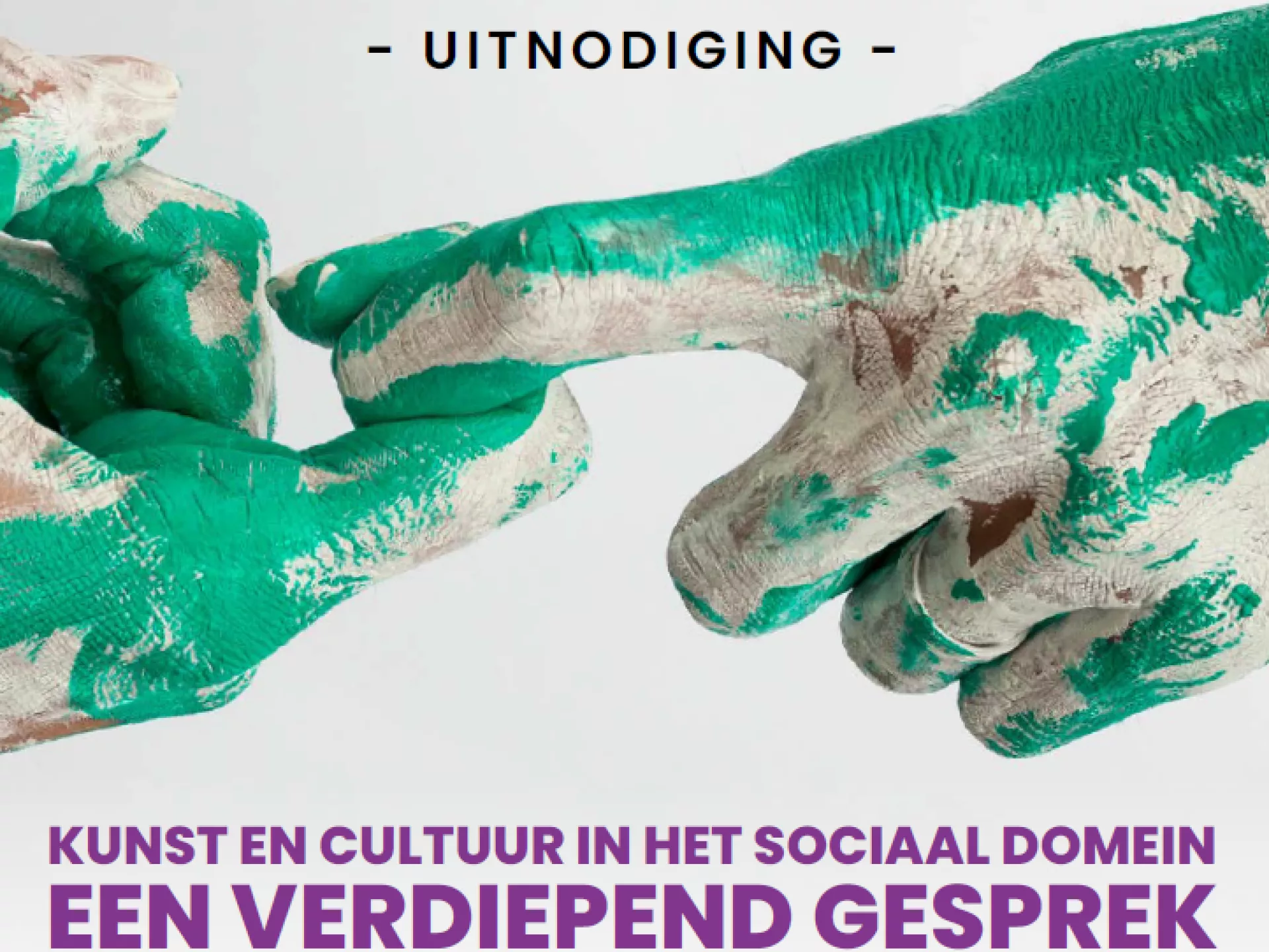 Twee handen bedekt met groene verf haken in elkaar