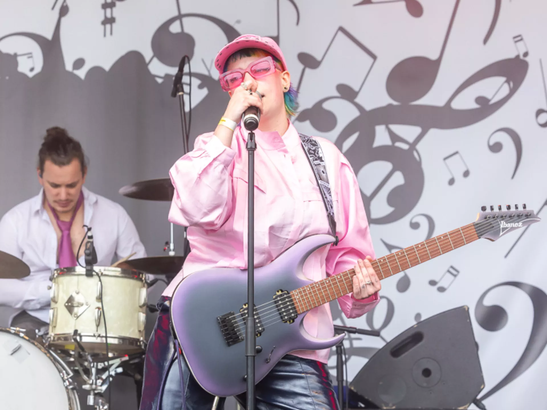 Festivals - headerfoto - Bevrijdingsfestival - man met gitaar zingt op podium