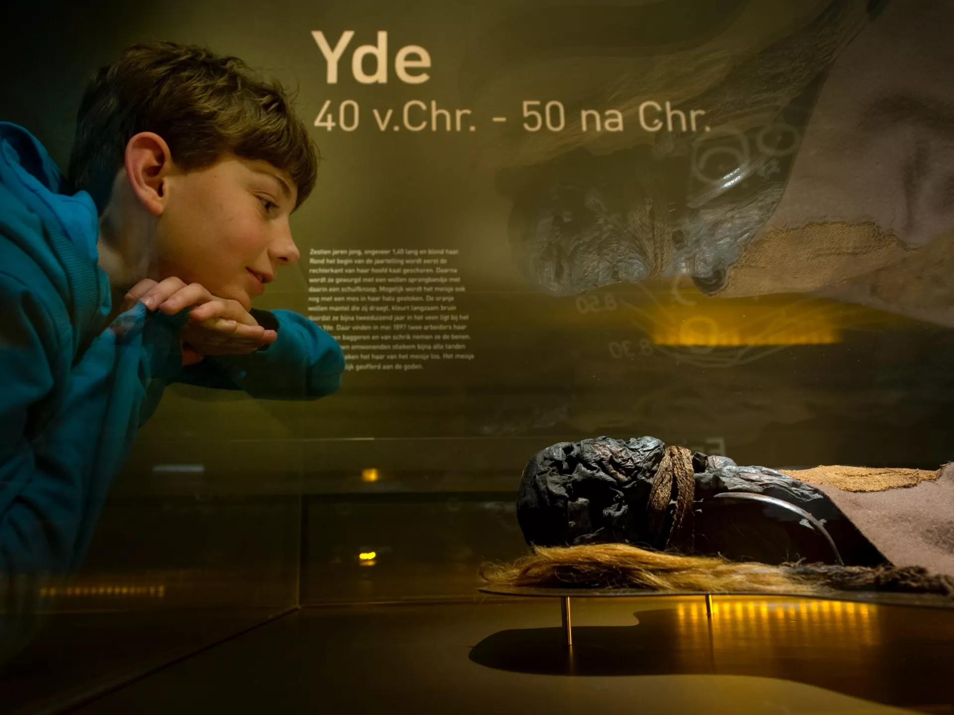 Culturele Mobiliteit - Drents Museum - meisje van Yde - jongen bekijkt veenlijk