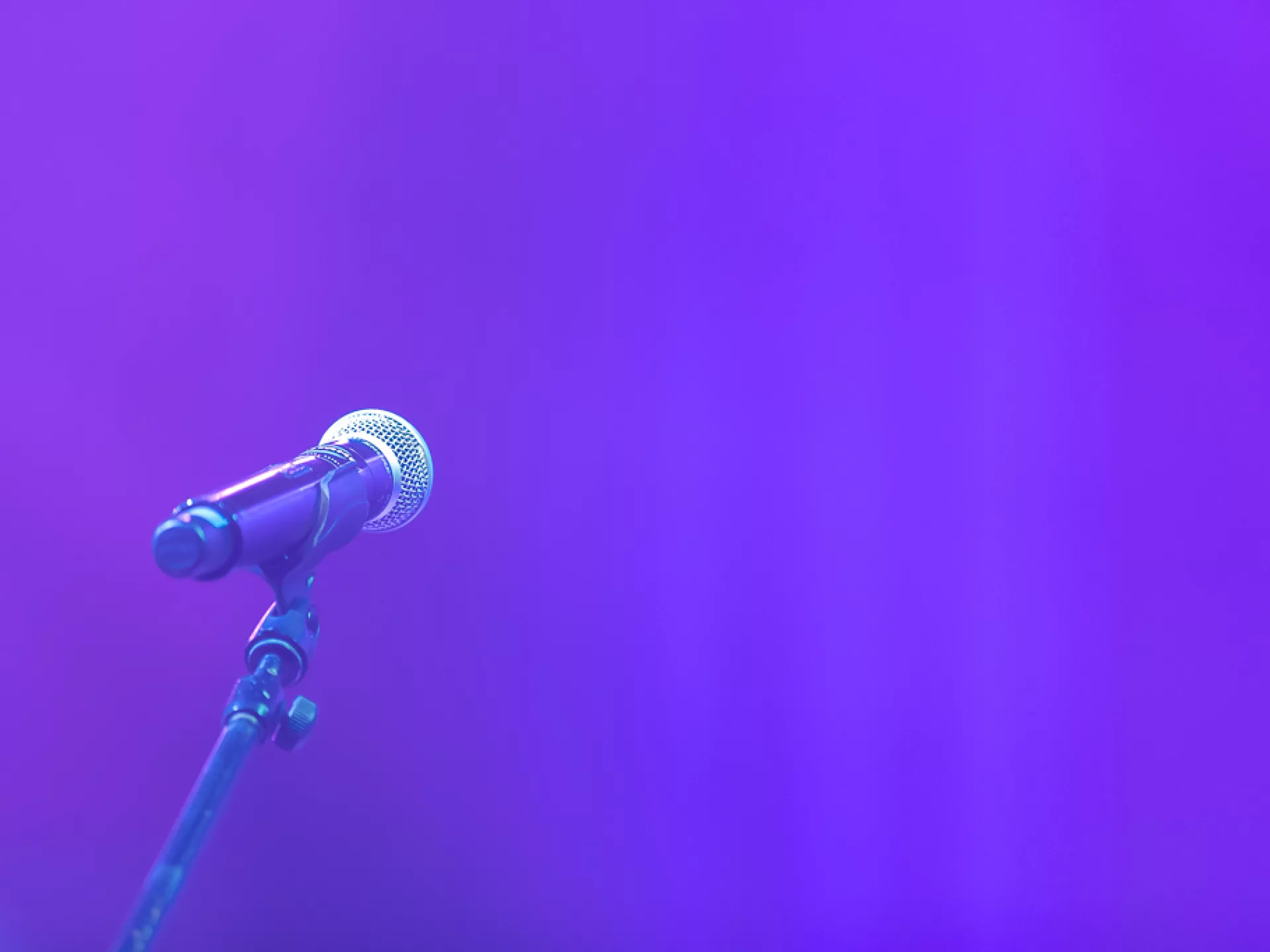 Microfoon tegen een paarse achtergrond.