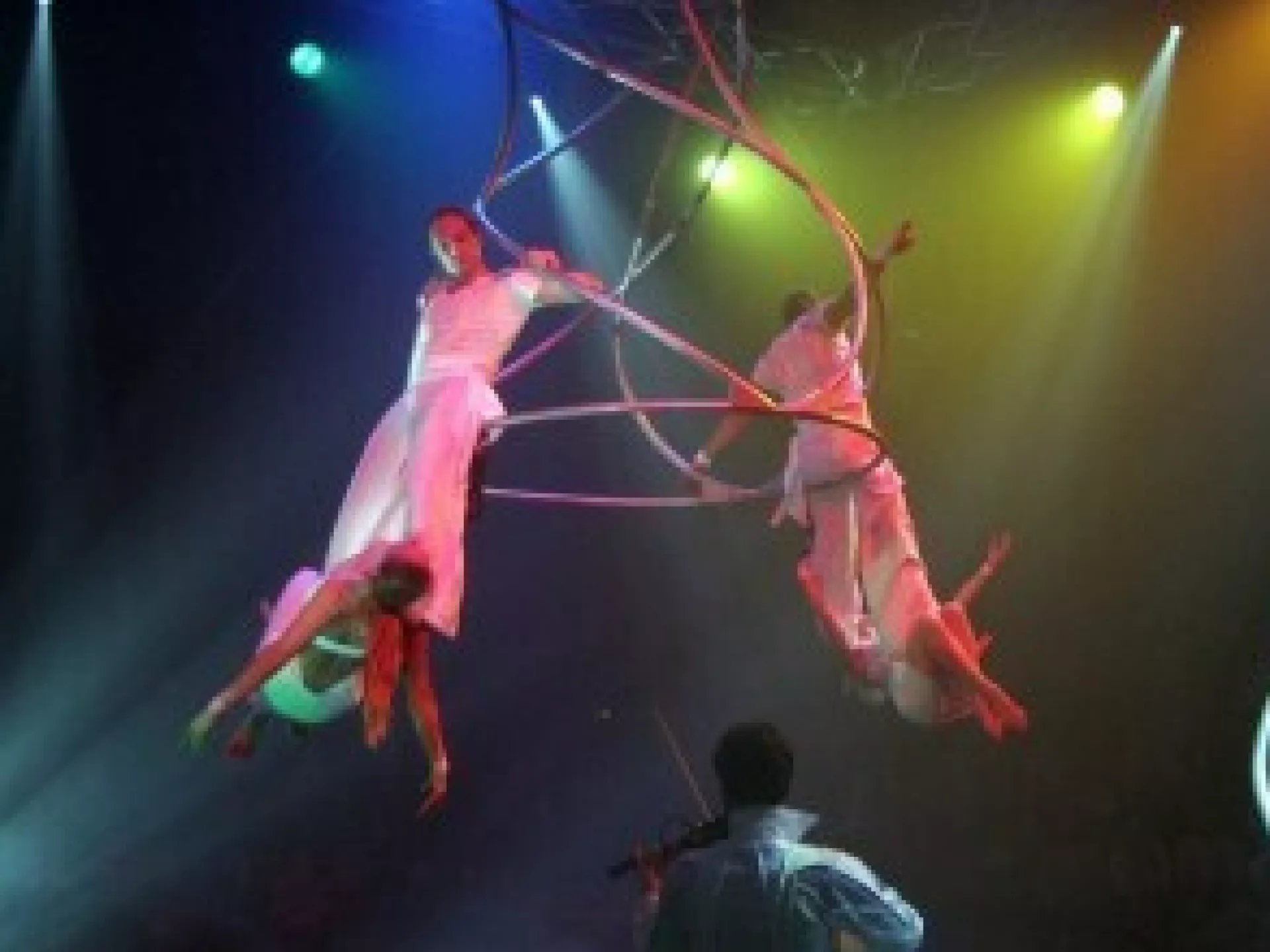 Twee acrobaten aan touwen