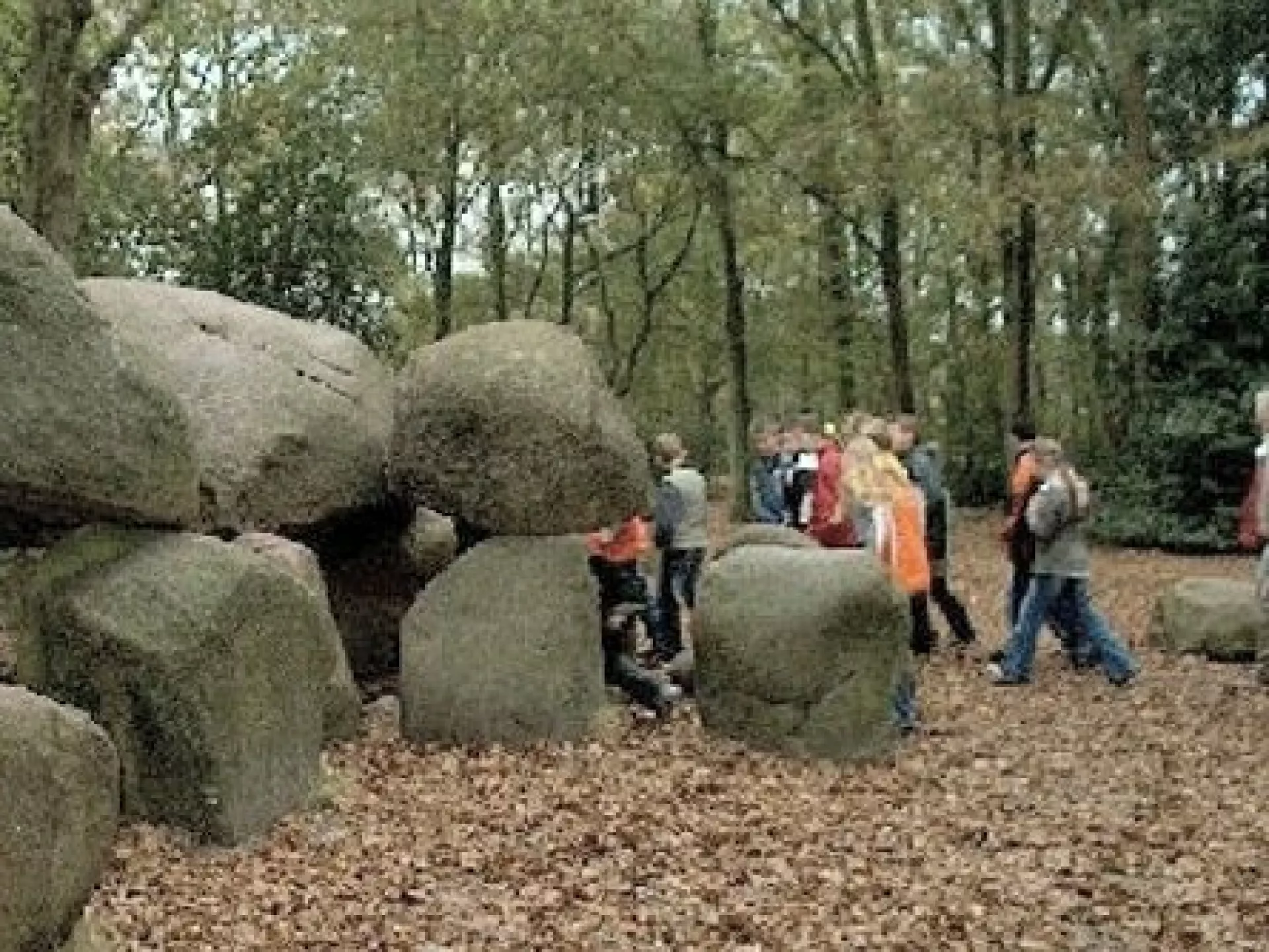 Groep kinderen bij hunebed