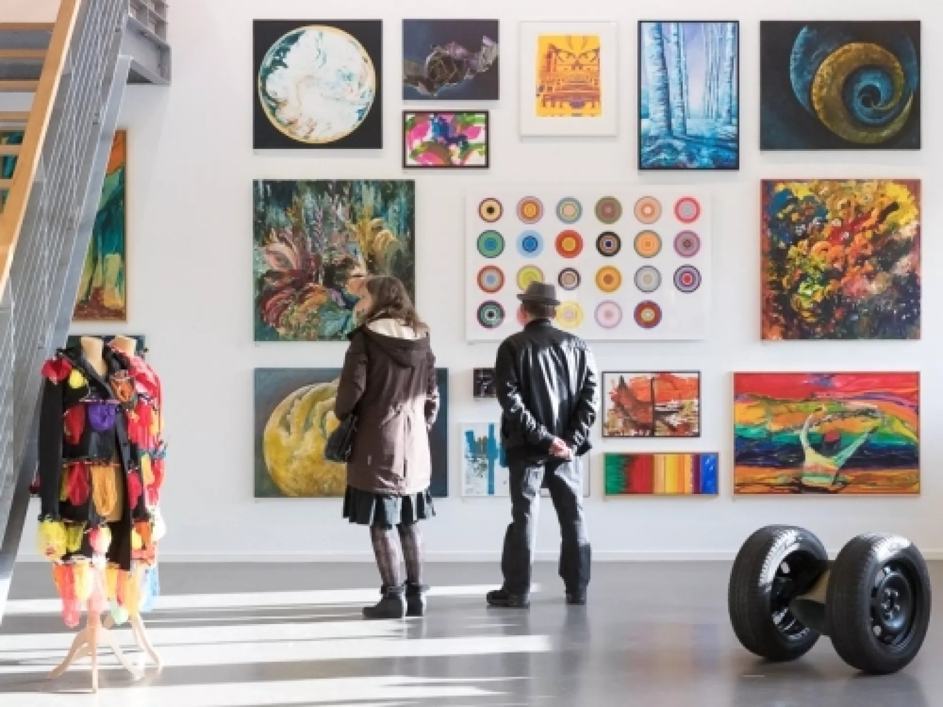 Portfolio - Kunstproject Identitijd - bezoekers bekijken kunstwerken