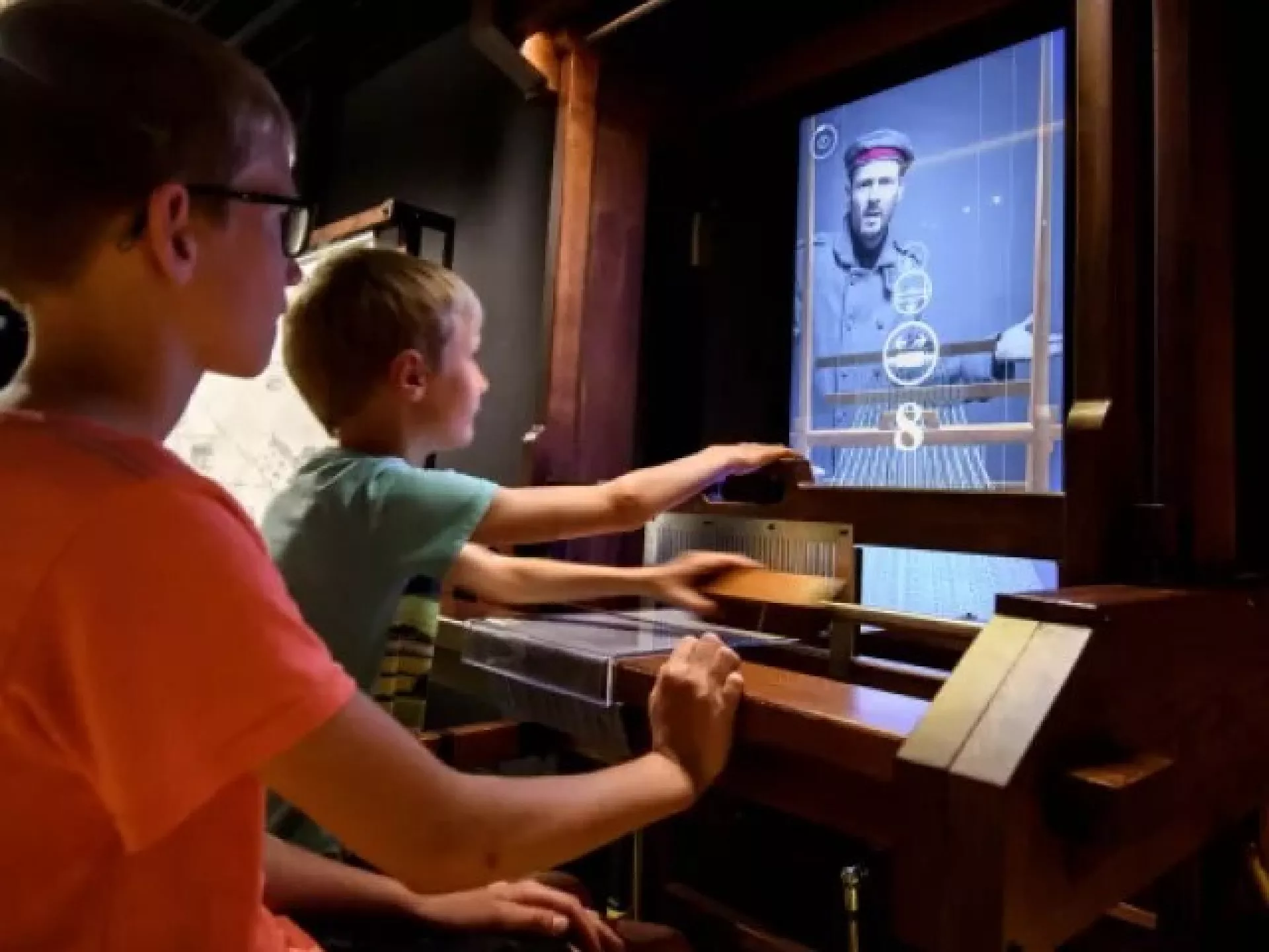 Kinderen maken muziek met een interactieve installatie.