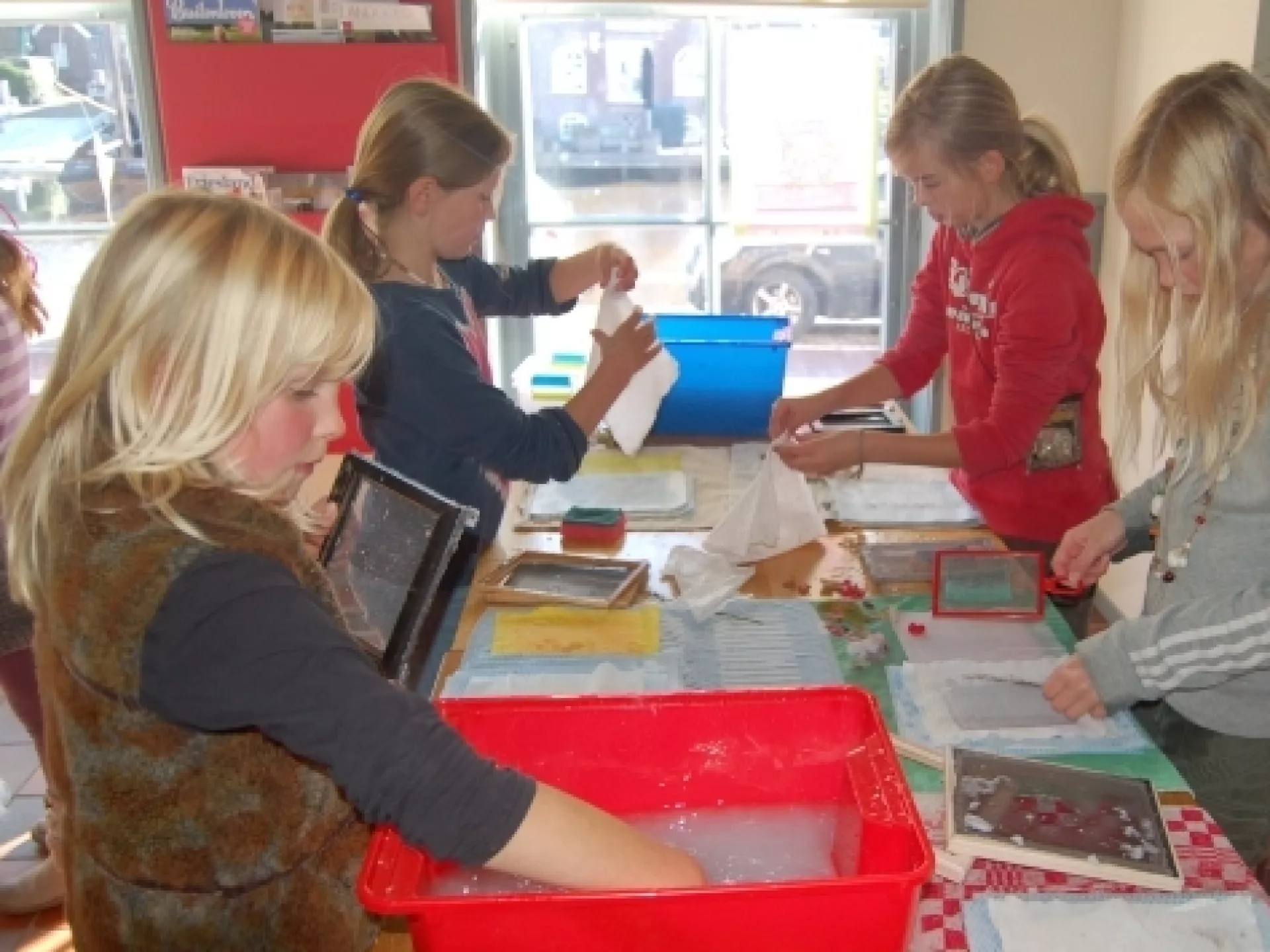 Kinderen met bak zeepsop en knutselmaterialen