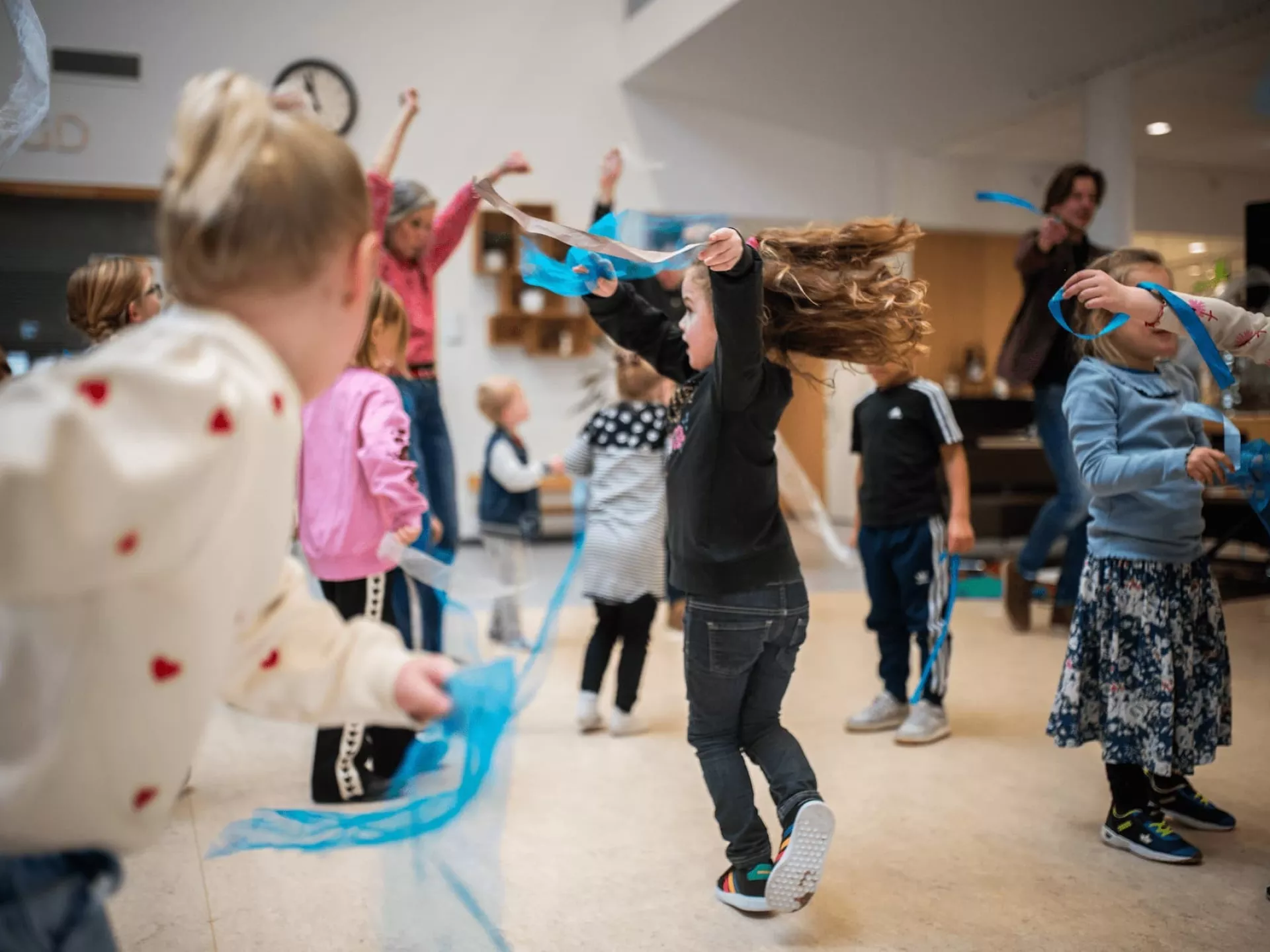 Jonge dansende foto's met linten.