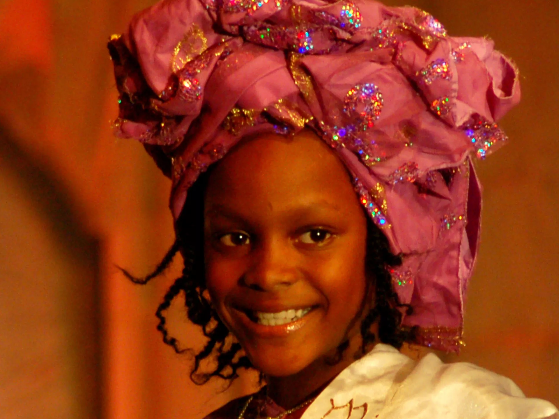 Meisje met traditionele kleding en hoofdtooi