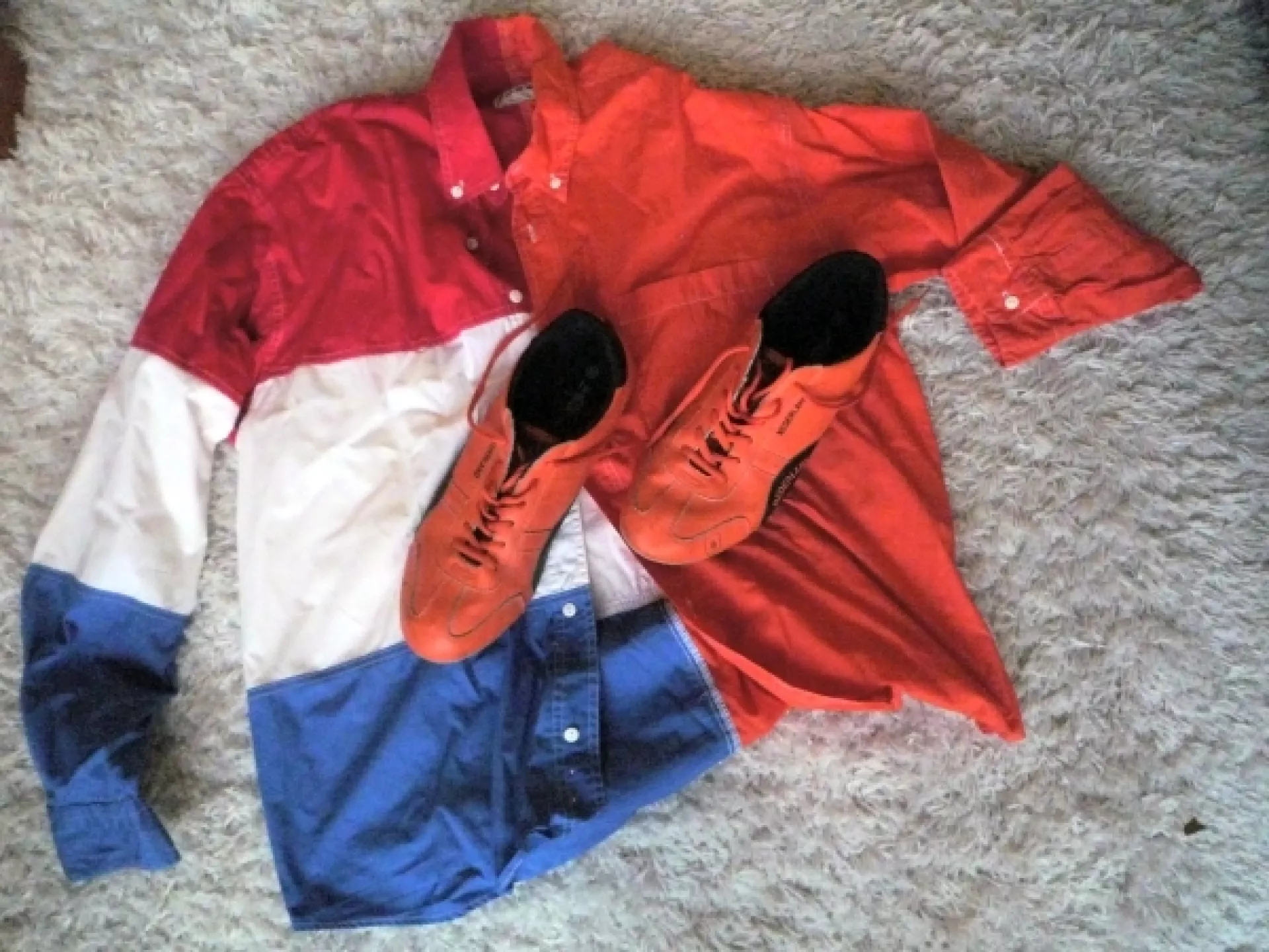 Blouse in kleuren van de Nederlandse vlag met oranje schoenen er bovenop
