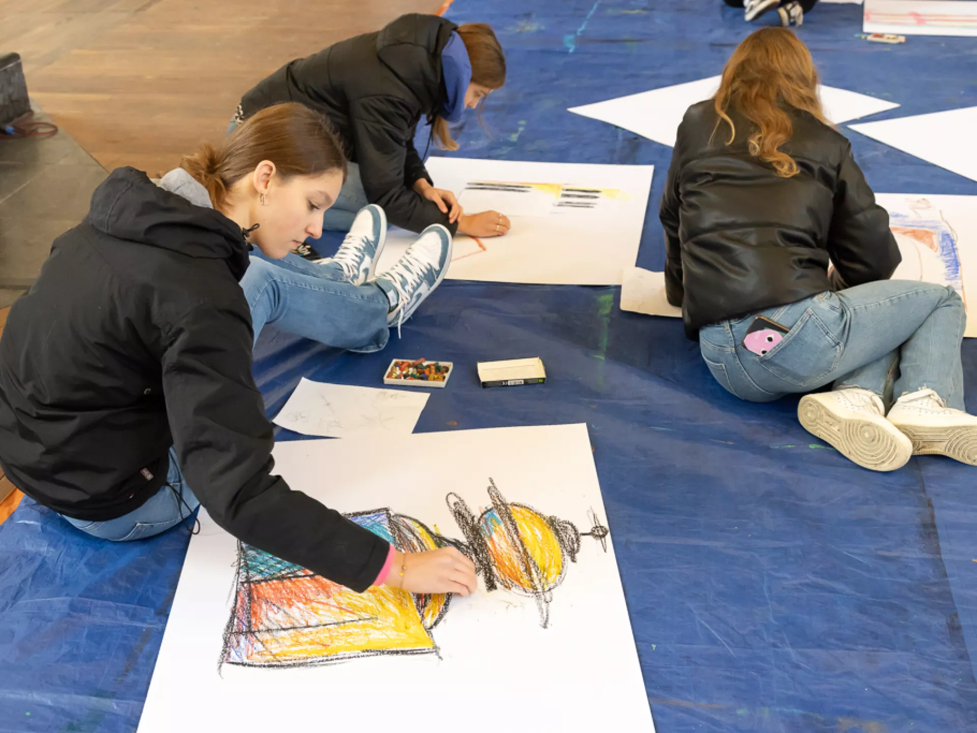 Onze Doelgroepen - Culturele Safari Lindenborg - jongeren die tekenen op papier op de grond