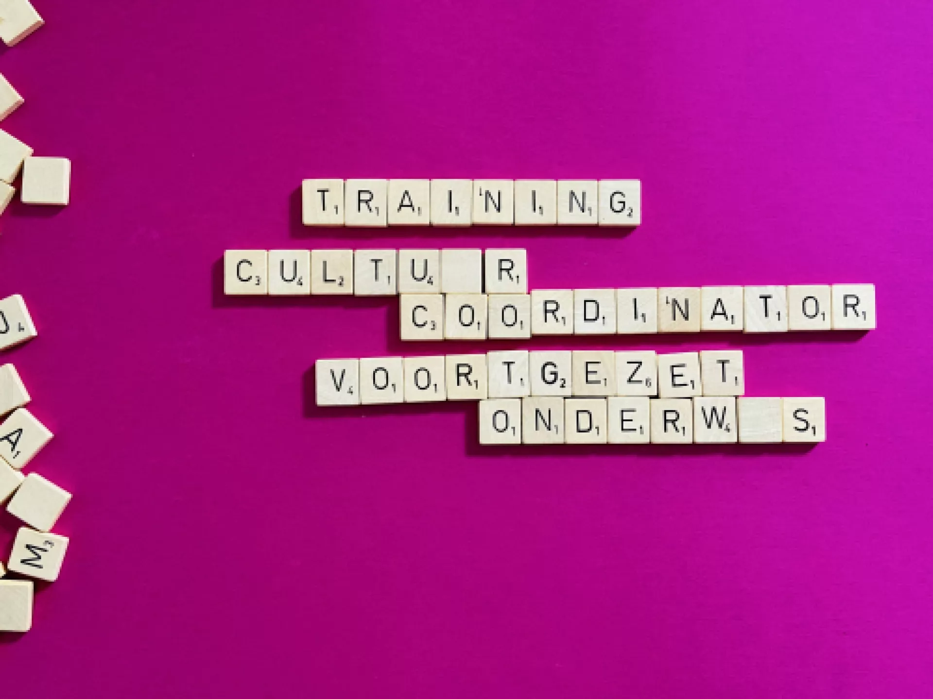 Scrabble-letters vormen woorden de naam van de cursus op een paarse achtergrond.