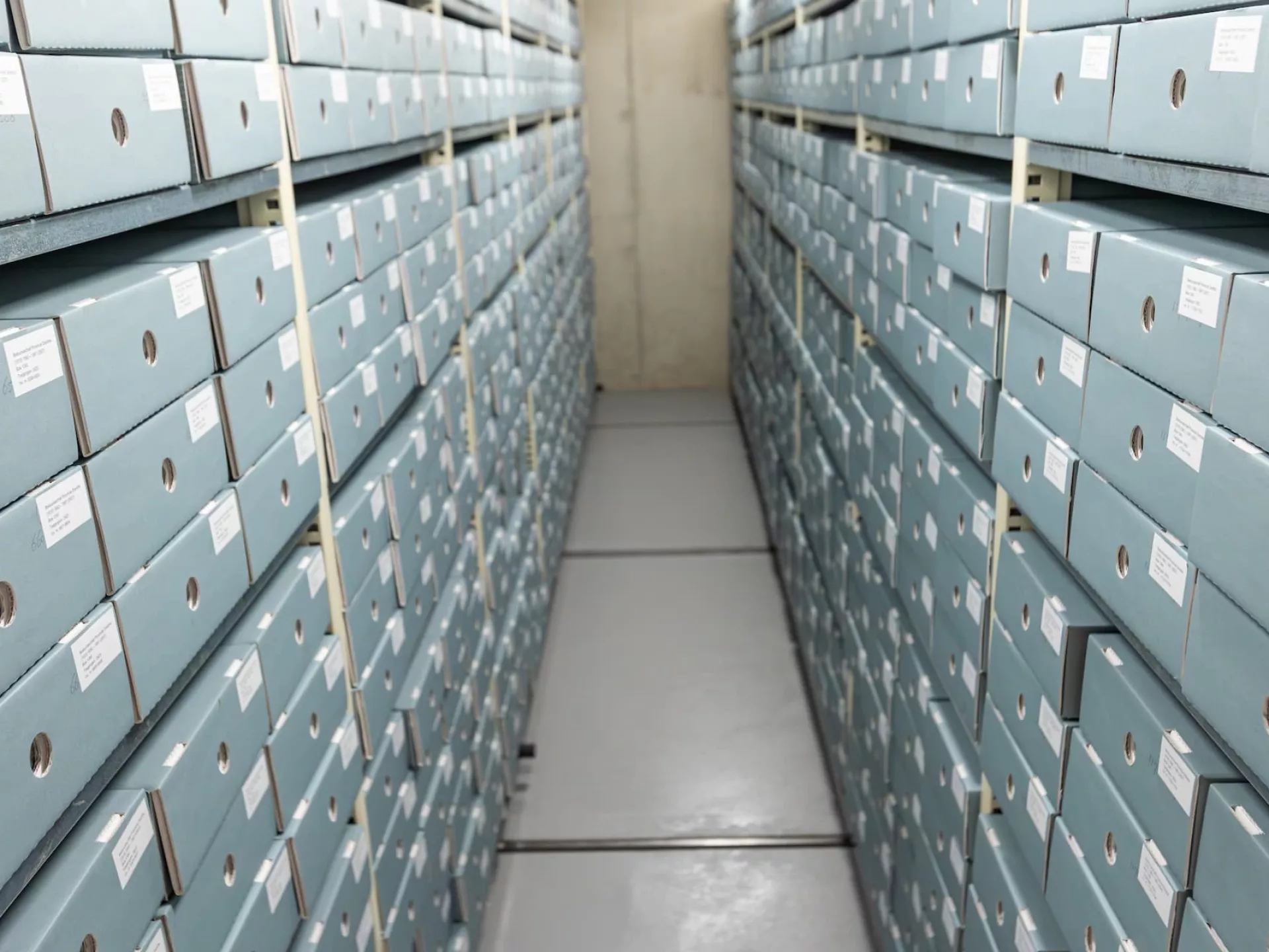 Opslagruimte met rijen archiefdozen.