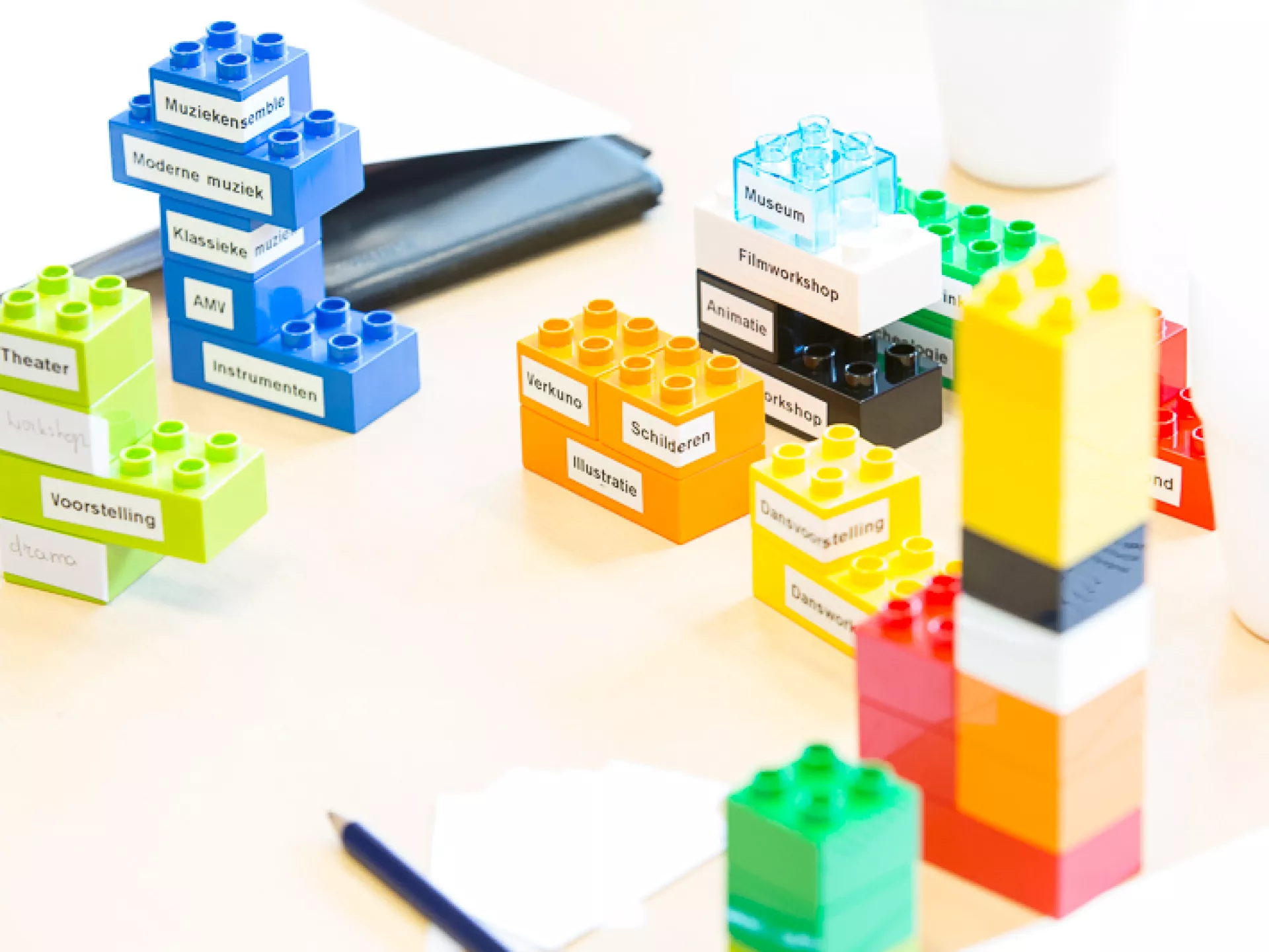 Stapelbare blokken met labels op een bureau.