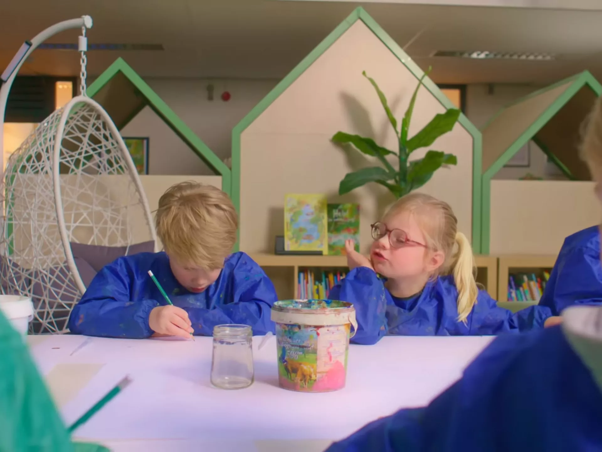 Kinderopvang - kinderen knutselen aan tafel