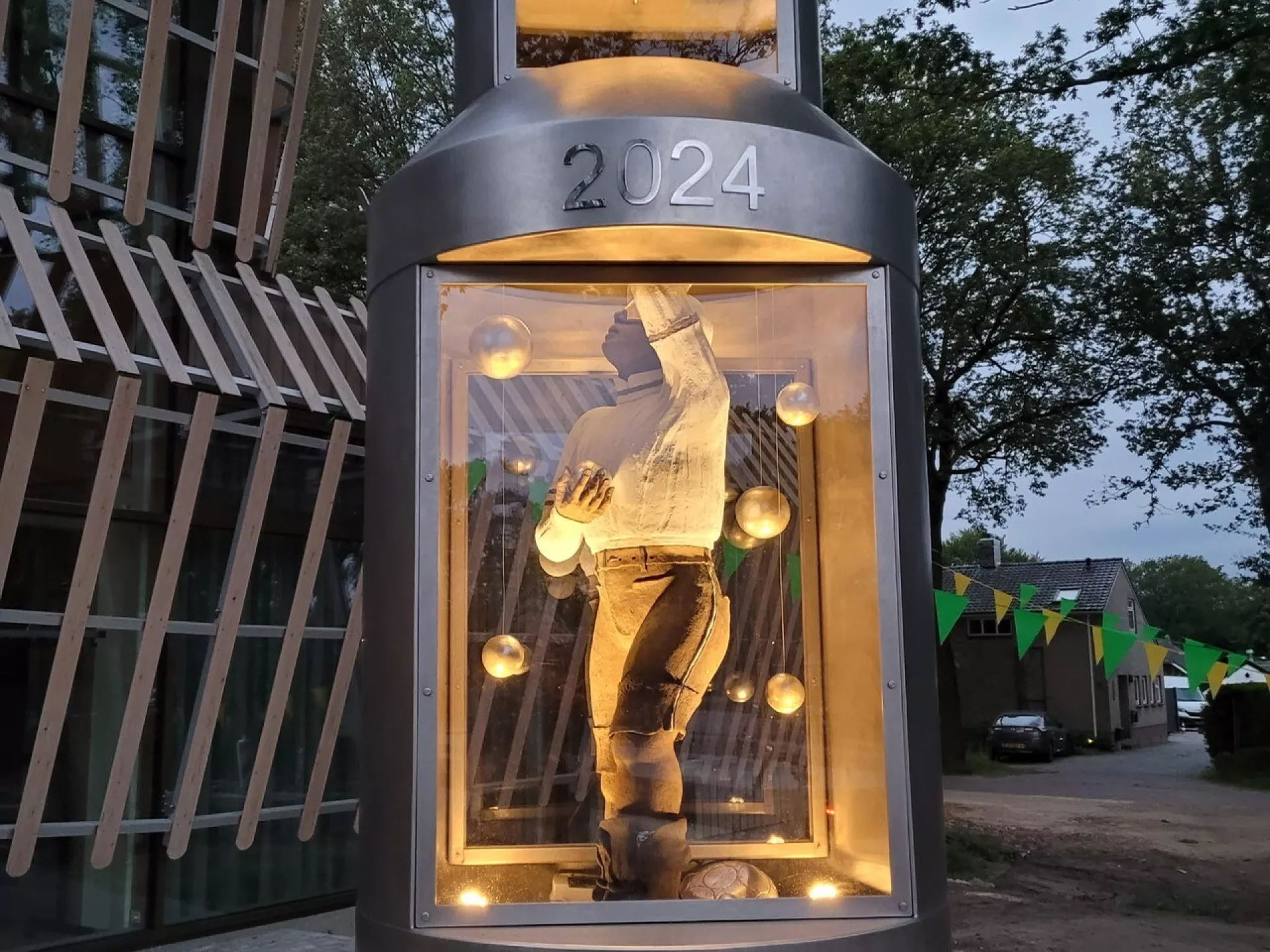Kunst in de openbare ruimte - Martha Velthuis - Wolderhuus voor sport en cultuur - verlicht kunstwerk