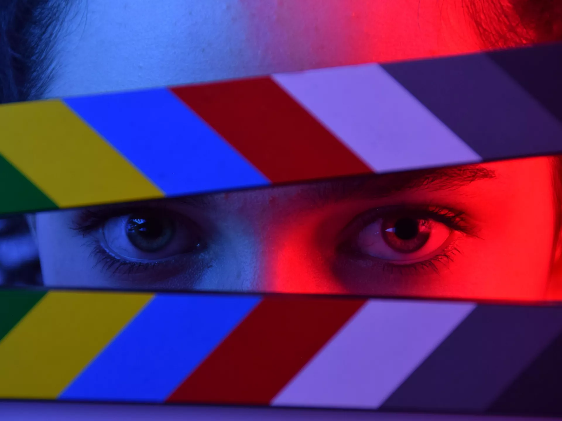 Ogen achter filmclapboard
